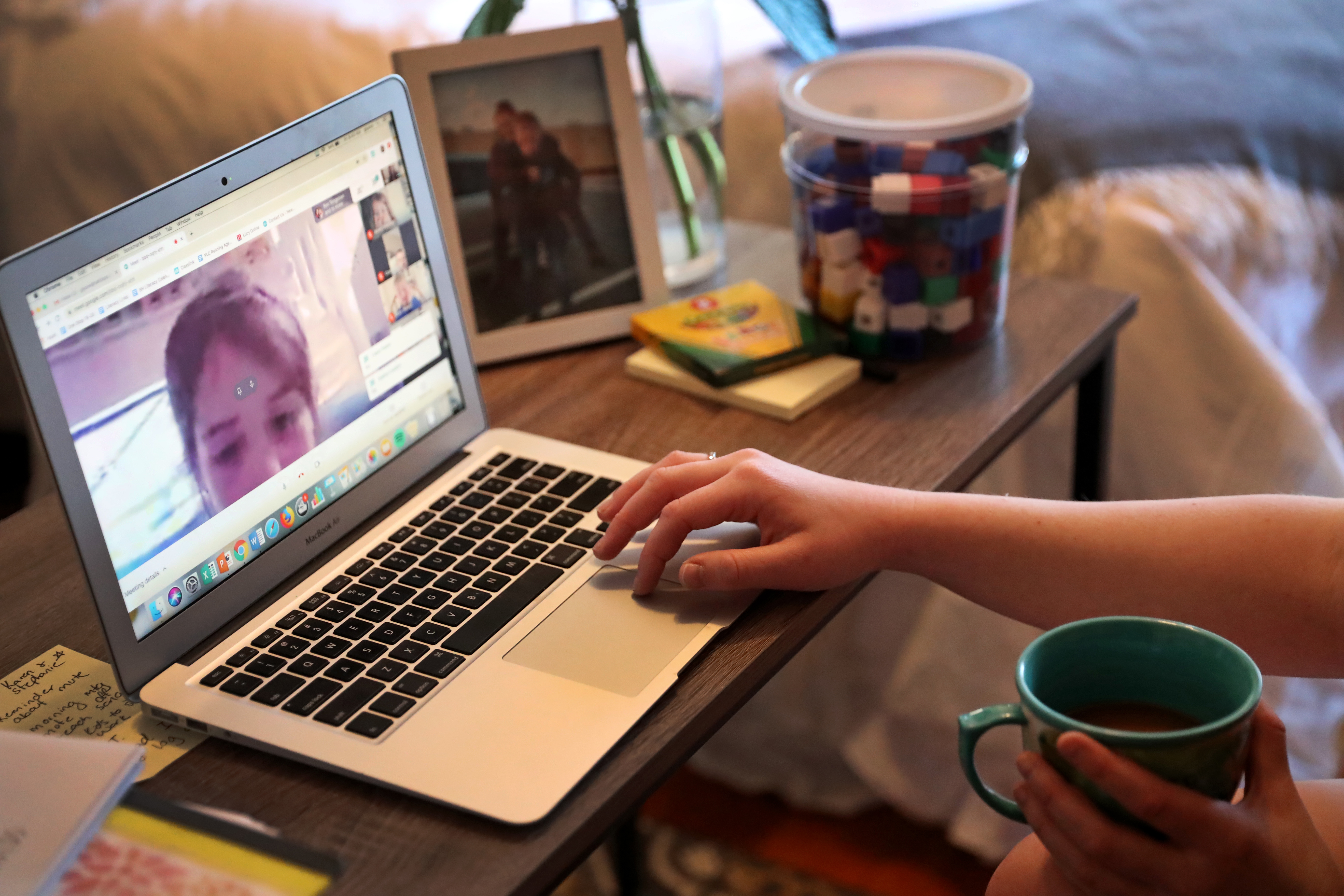 A student interacted on a computer screen with Ellie Lyons.