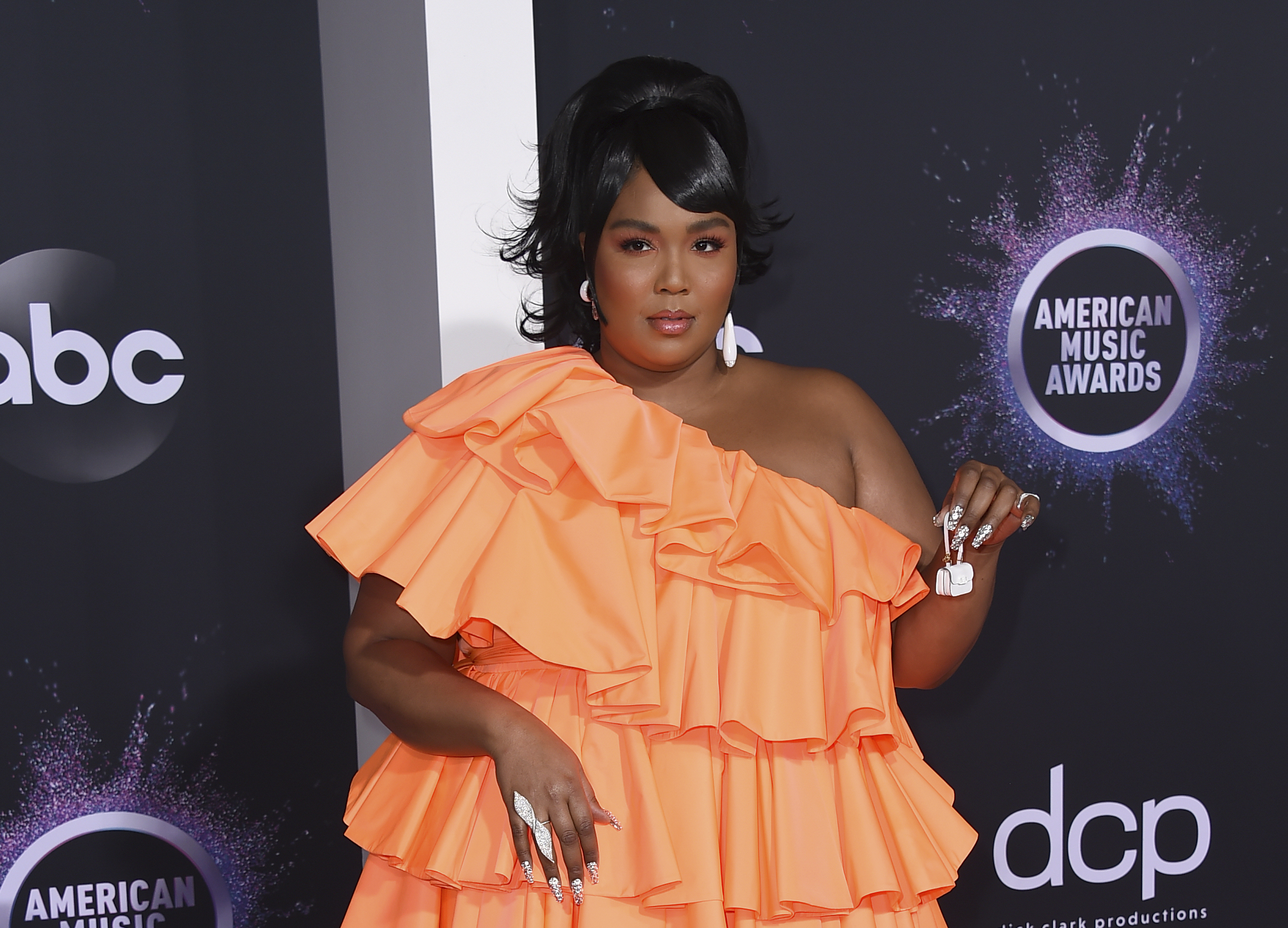 Lizzo toted a tiny purse at the AMAs