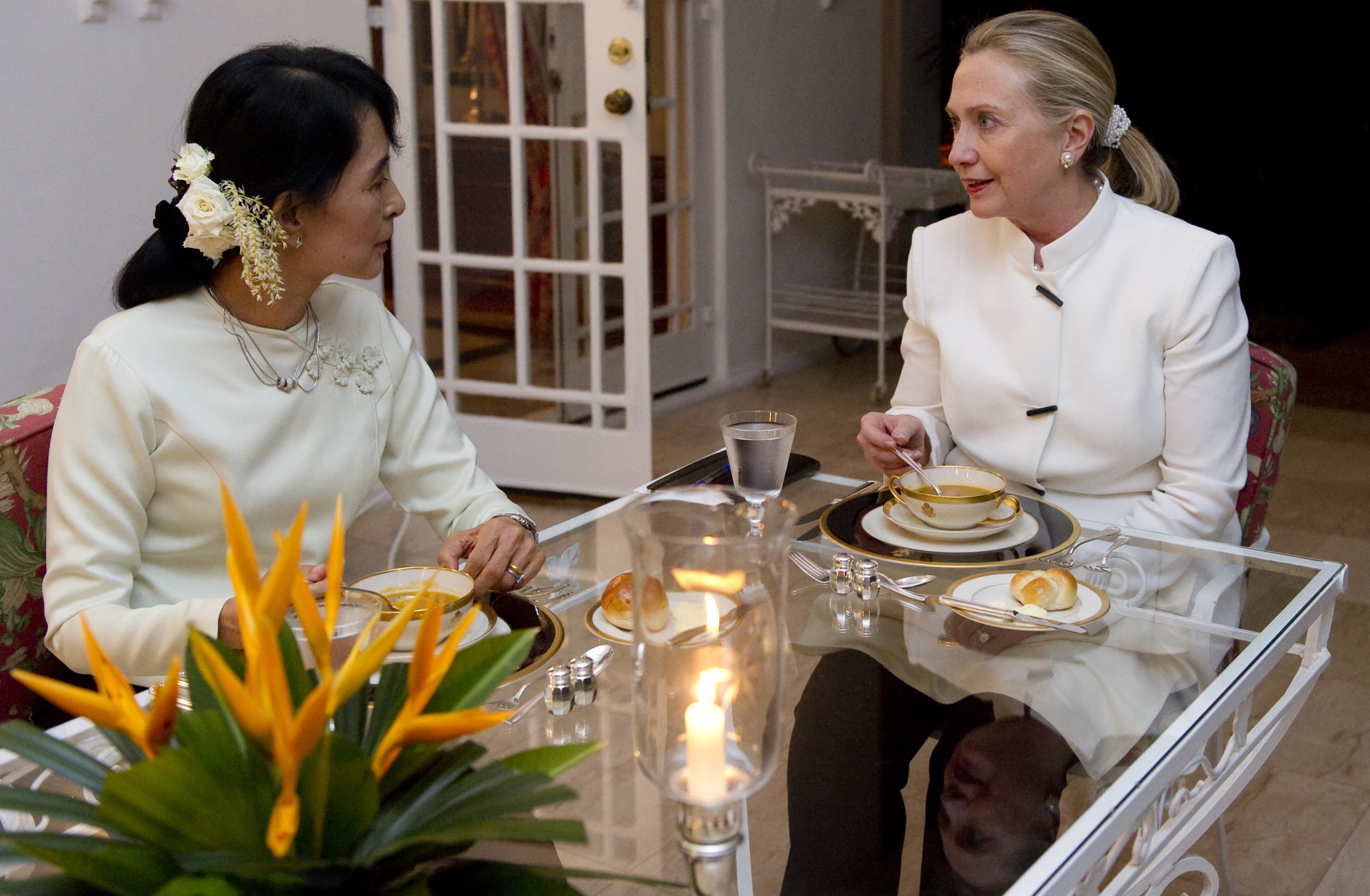 Opposition leader Aung San Suu Kyi and US Secretary of State Hillary Clinton meet in Myanmar last week.