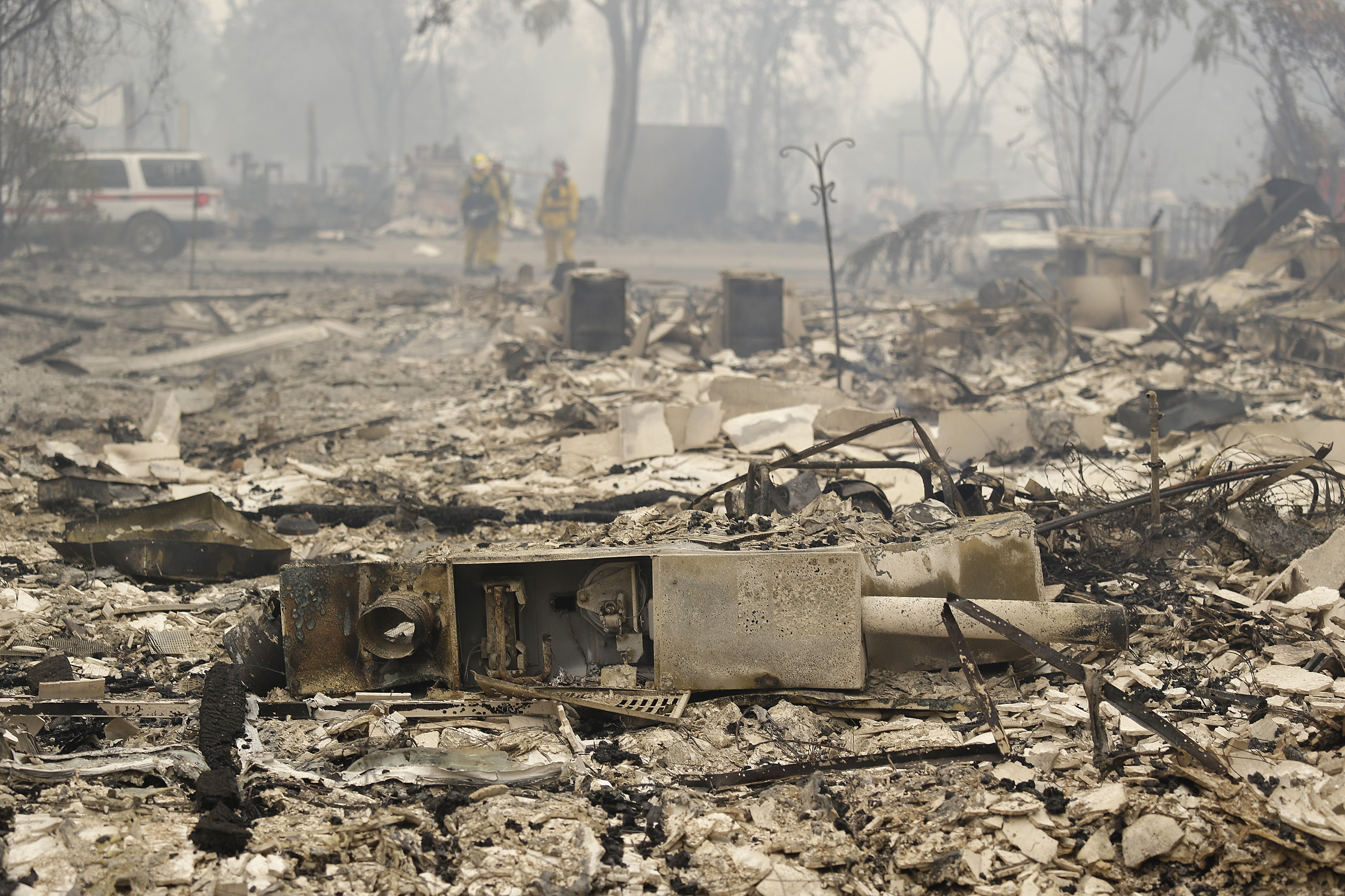 Thousands flee fastmoving California wildfires The Boston Globe