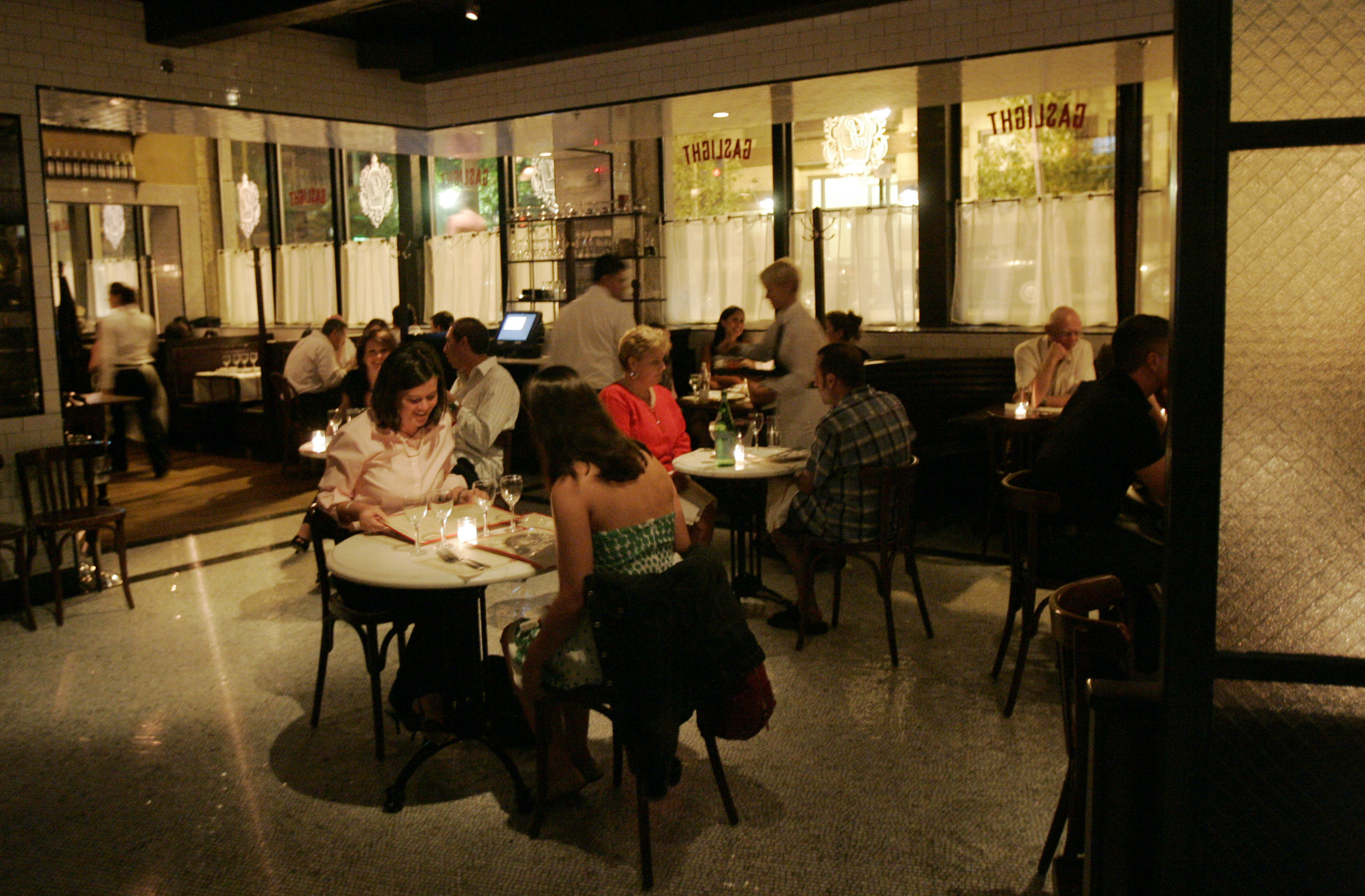 for Business - 28restaurant - Boston, MA 09/26/07 The evening scene in Gaslight, a new restaurant in the South End section of Boston, MA on Wednesday, September 26, 2007. (John Bohn / Globe Staff) -- 04munchmadness -- 20munch
