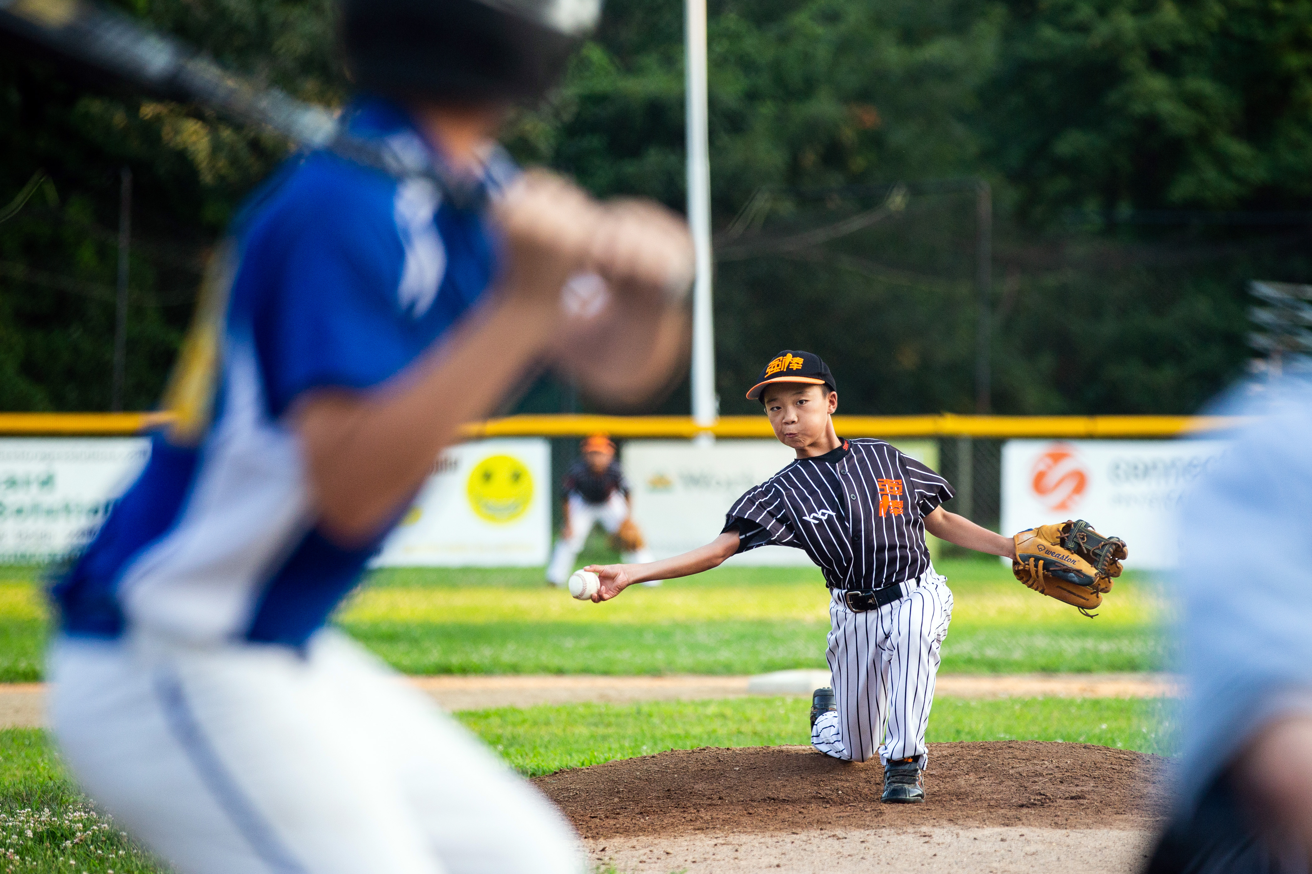 Liang Zhengshuang delivers for the Chinese team.