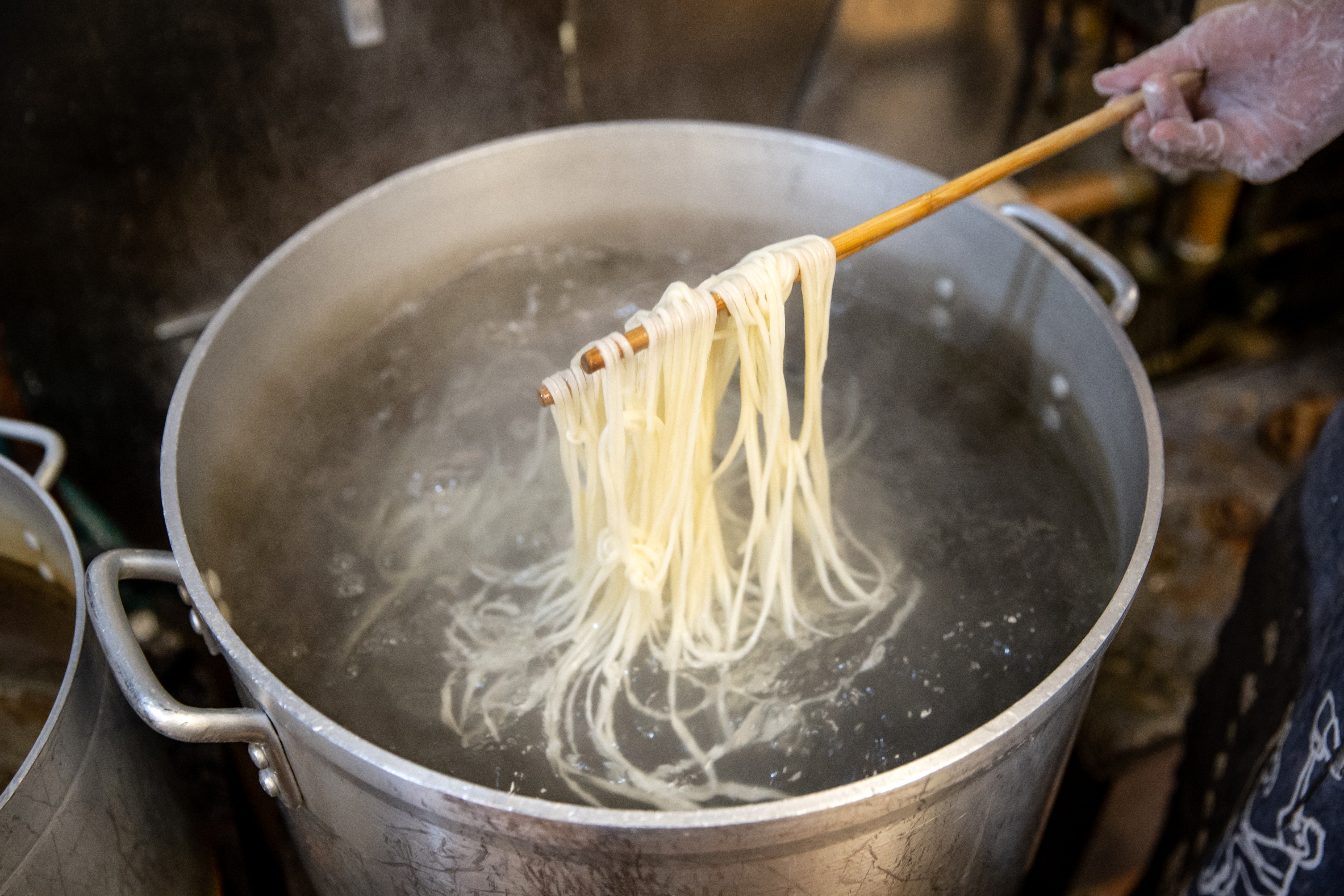 Tomohiro Shinoda prepared udon noodles.