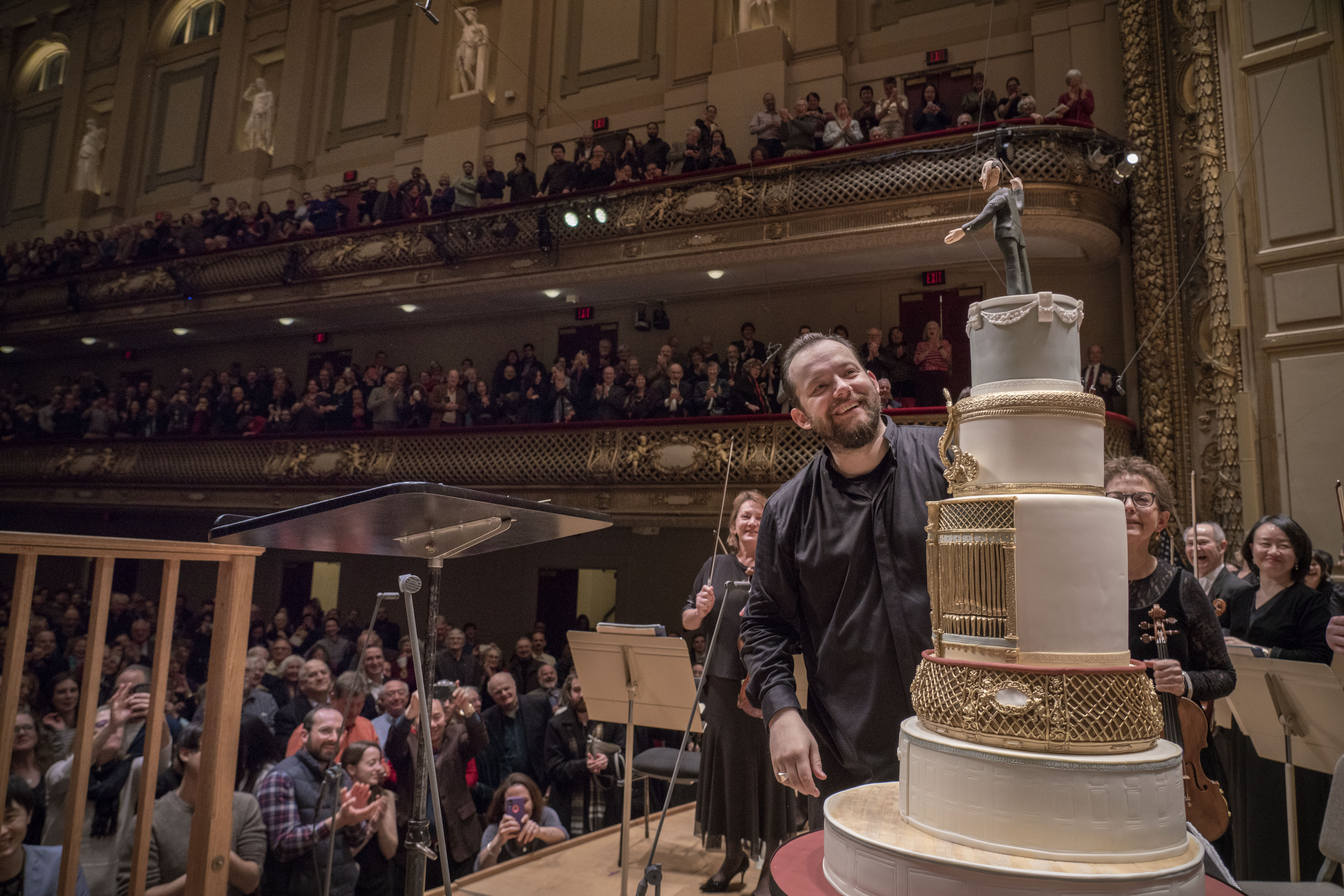 Boston Symphony Orchestra music director Andris Nelsons admired the cake.