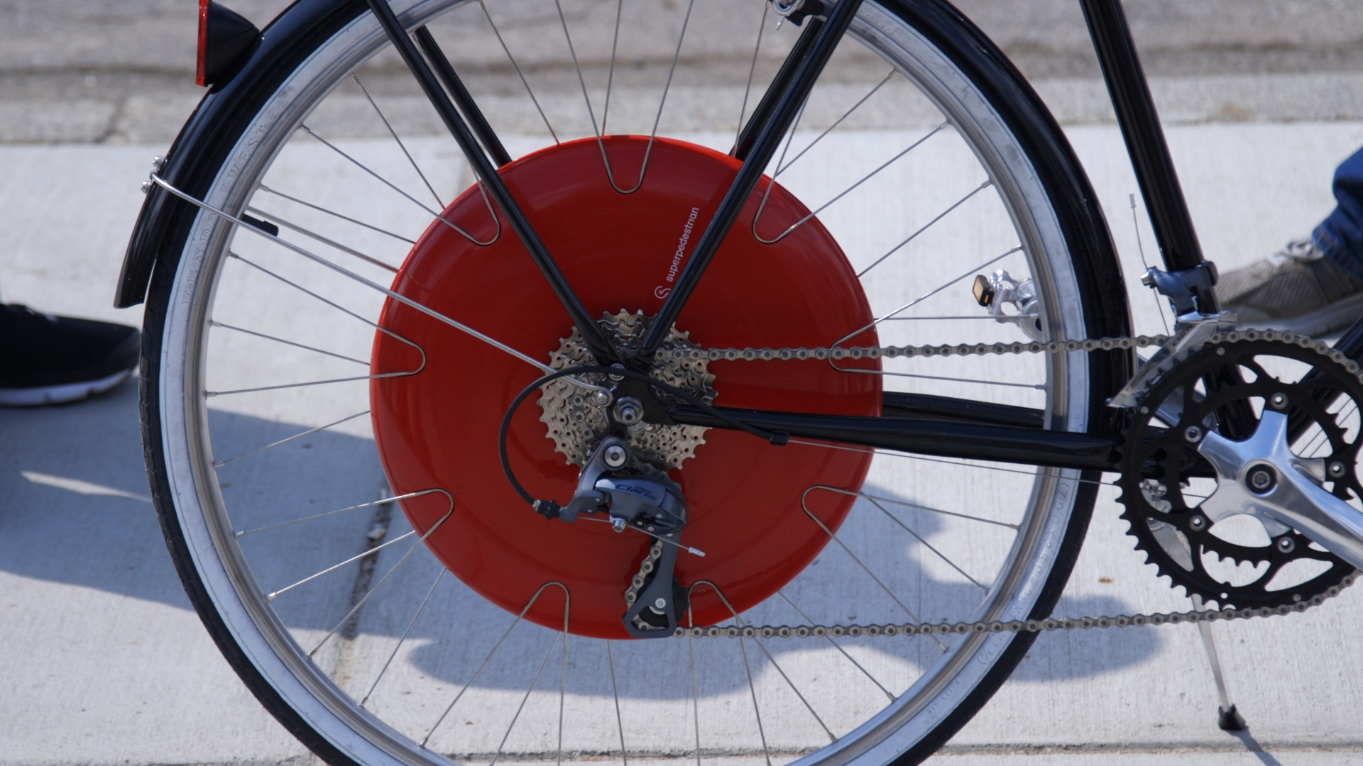 Many parts combine to form the Copenhagen Wheel.