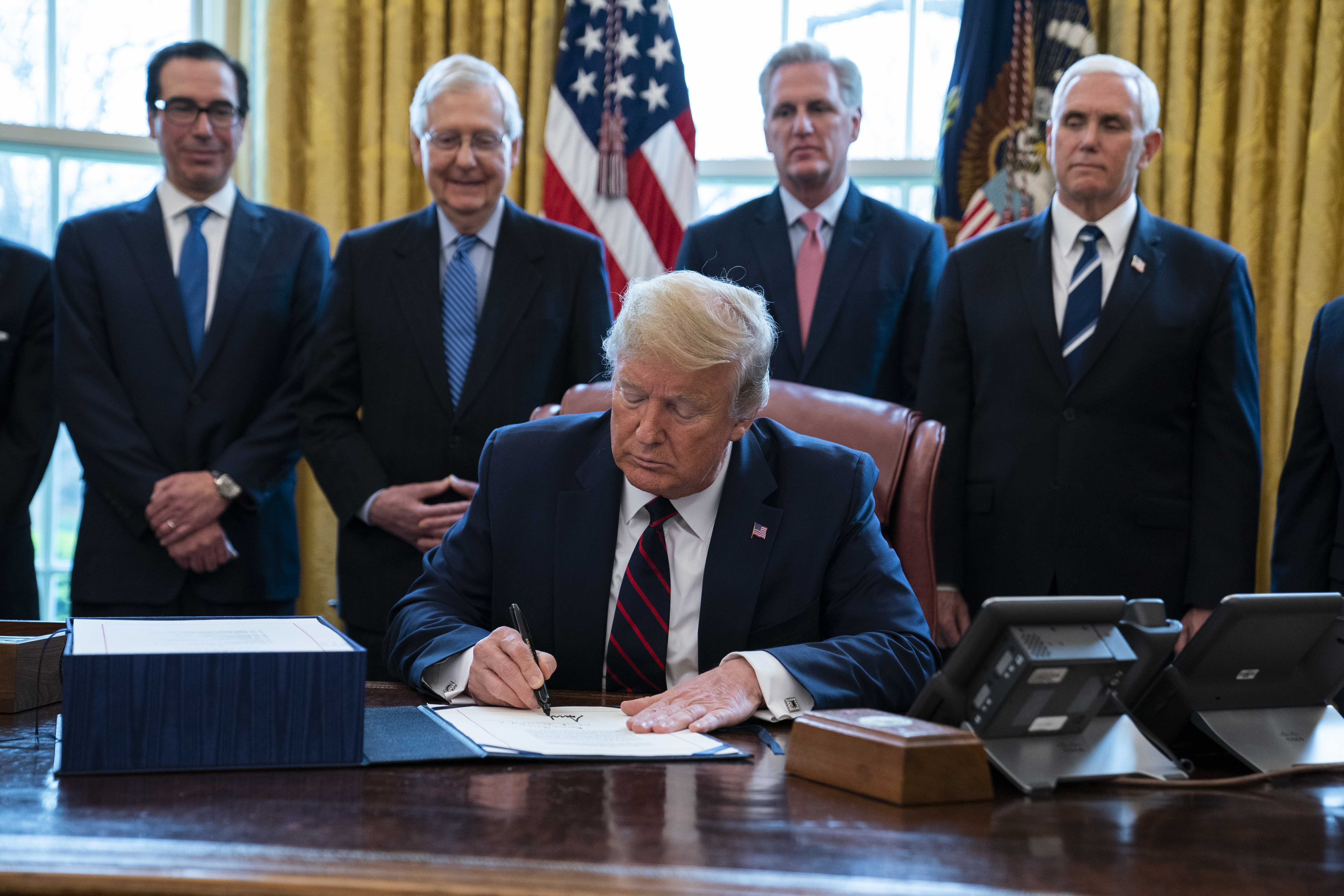 Gói cứu trợ coronavirus trị giá 2,2 nghìn tỷ đô la đã được Tổng thống Trump ký thành luật - The Boston Globe