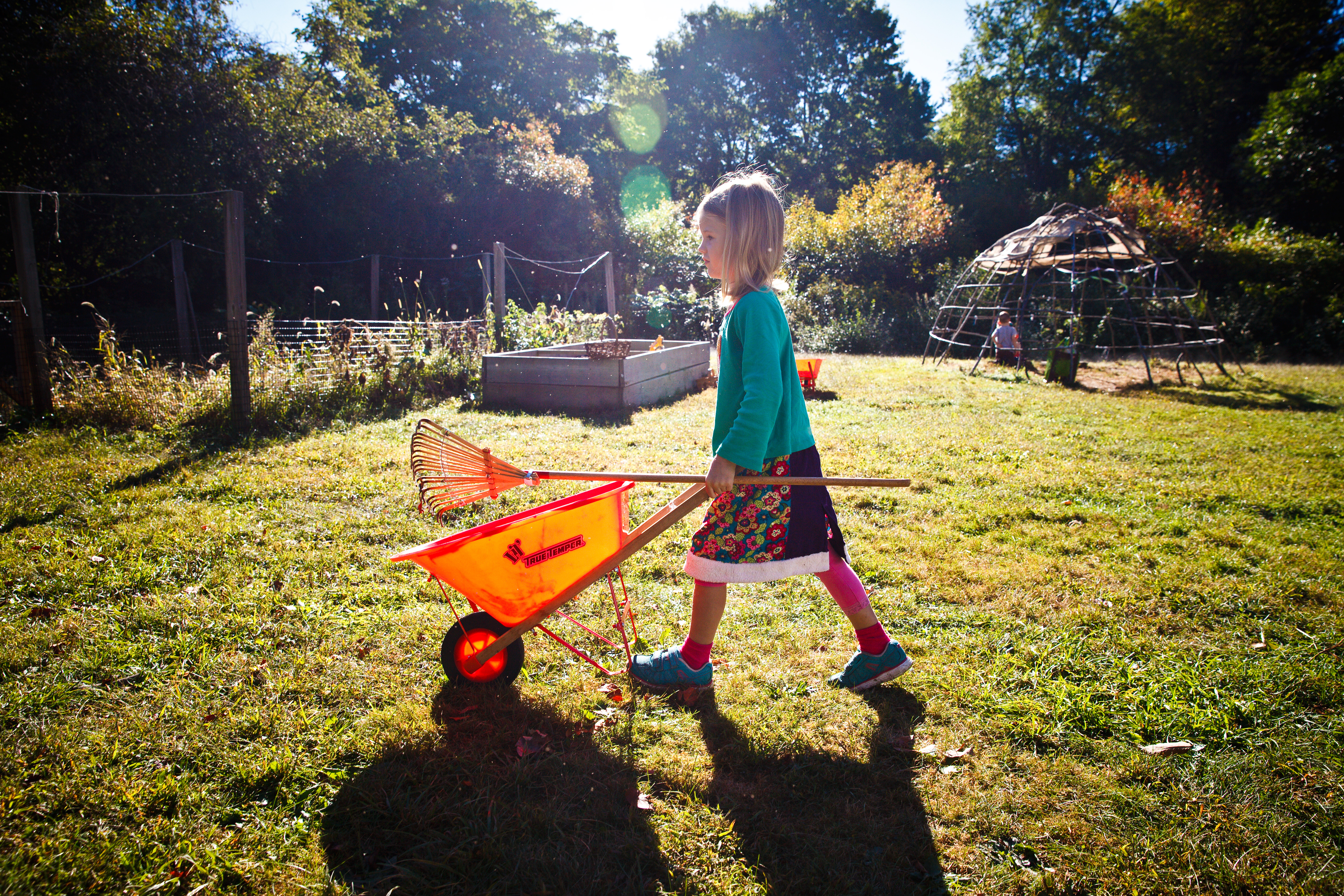 The day begins with free play outside at Drumlin Farm’s Lincoln preschool.