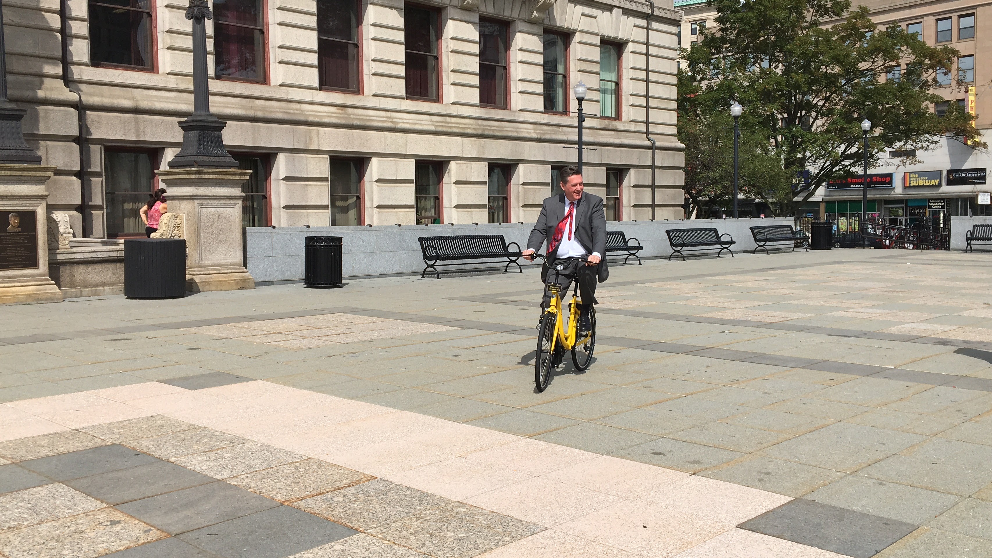 City Manager Edward M. Augustus Jr. tried out an ofo bike.
