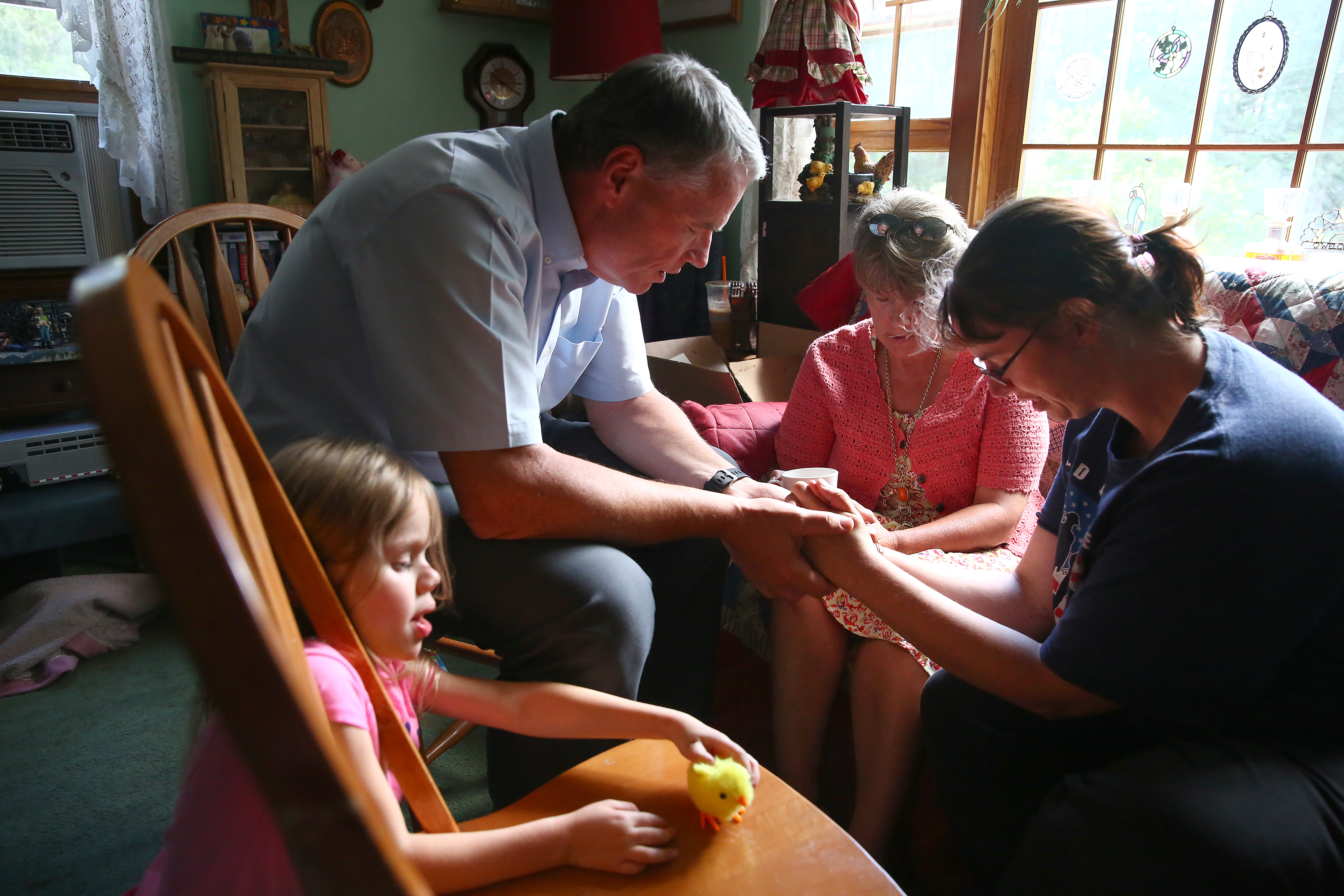 John and Donna Leary (center), said a prayer with Karlena Henry, the girlfriend of Peter Carter. Hazel Carter is at left.