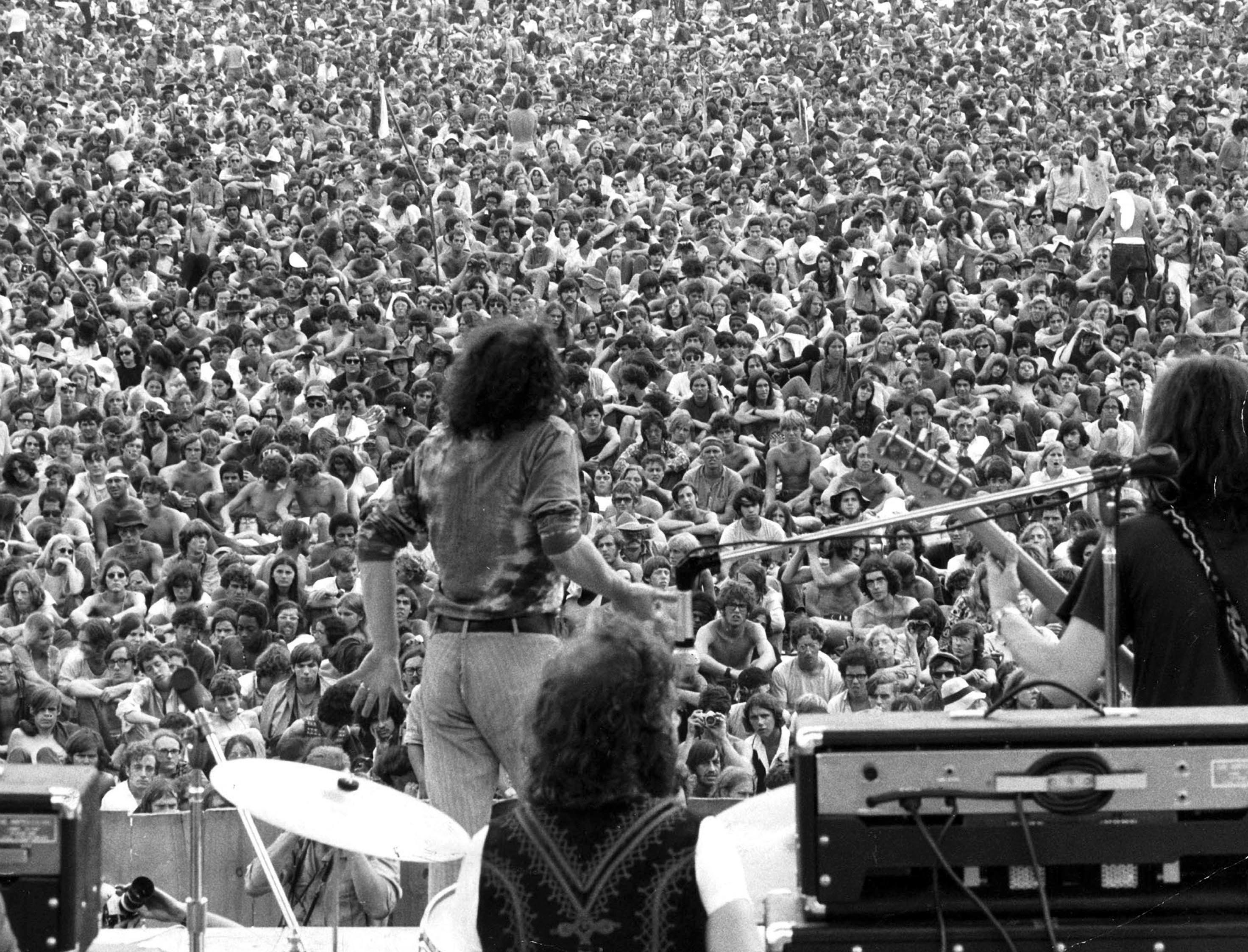 With a little help from his friends,Joe Cocker faces a sea of concertgoers