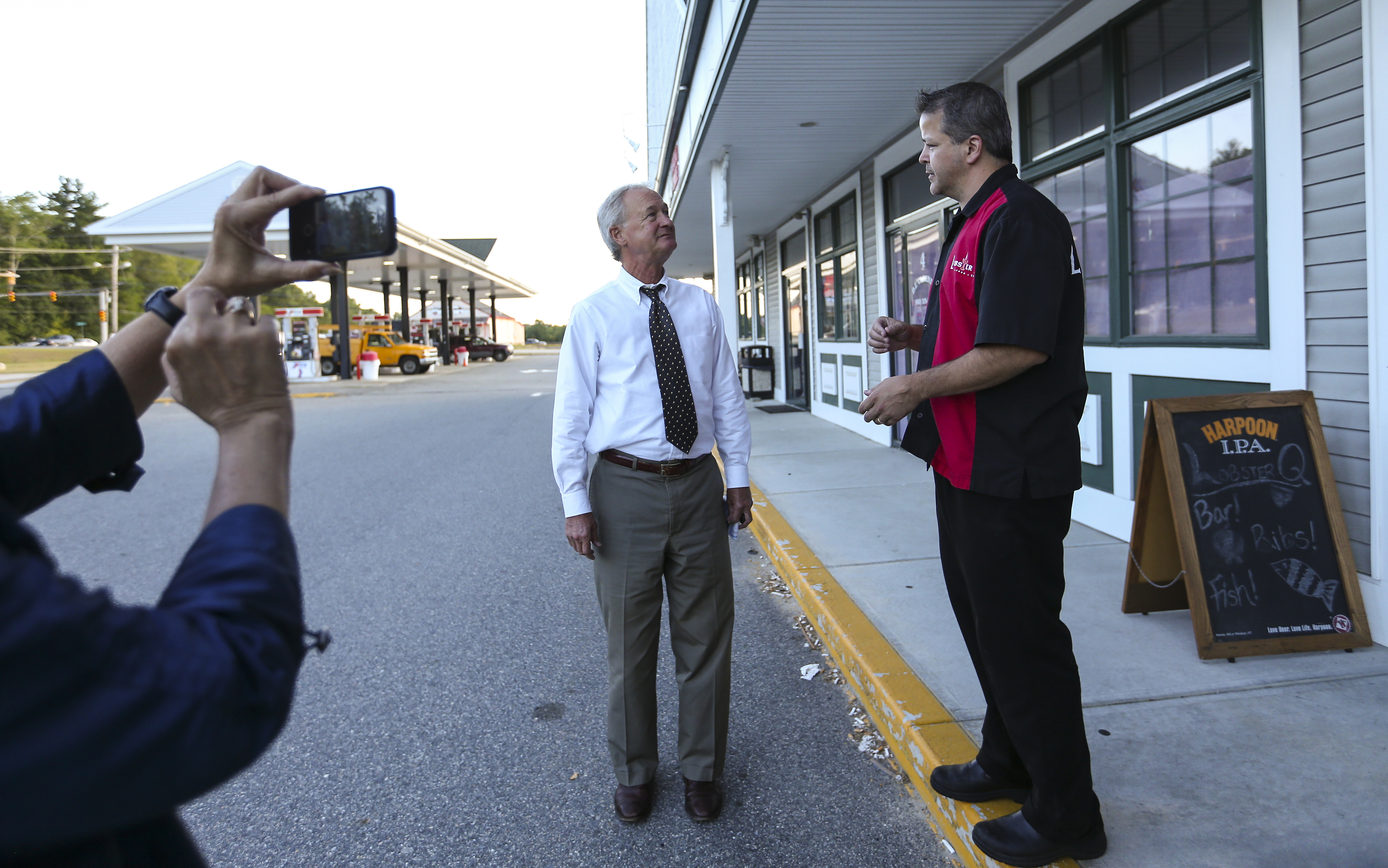 Lincoln Chafee talked with Lobster Q restaurant owner Sean Hopkins during a break on a road trip in Hampstead, N.H.