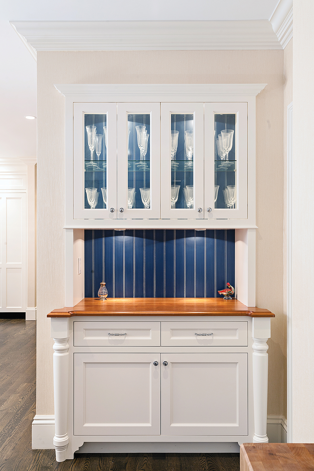 The glass panels in the upper doors of the built-in hutch have an antiqued finish.