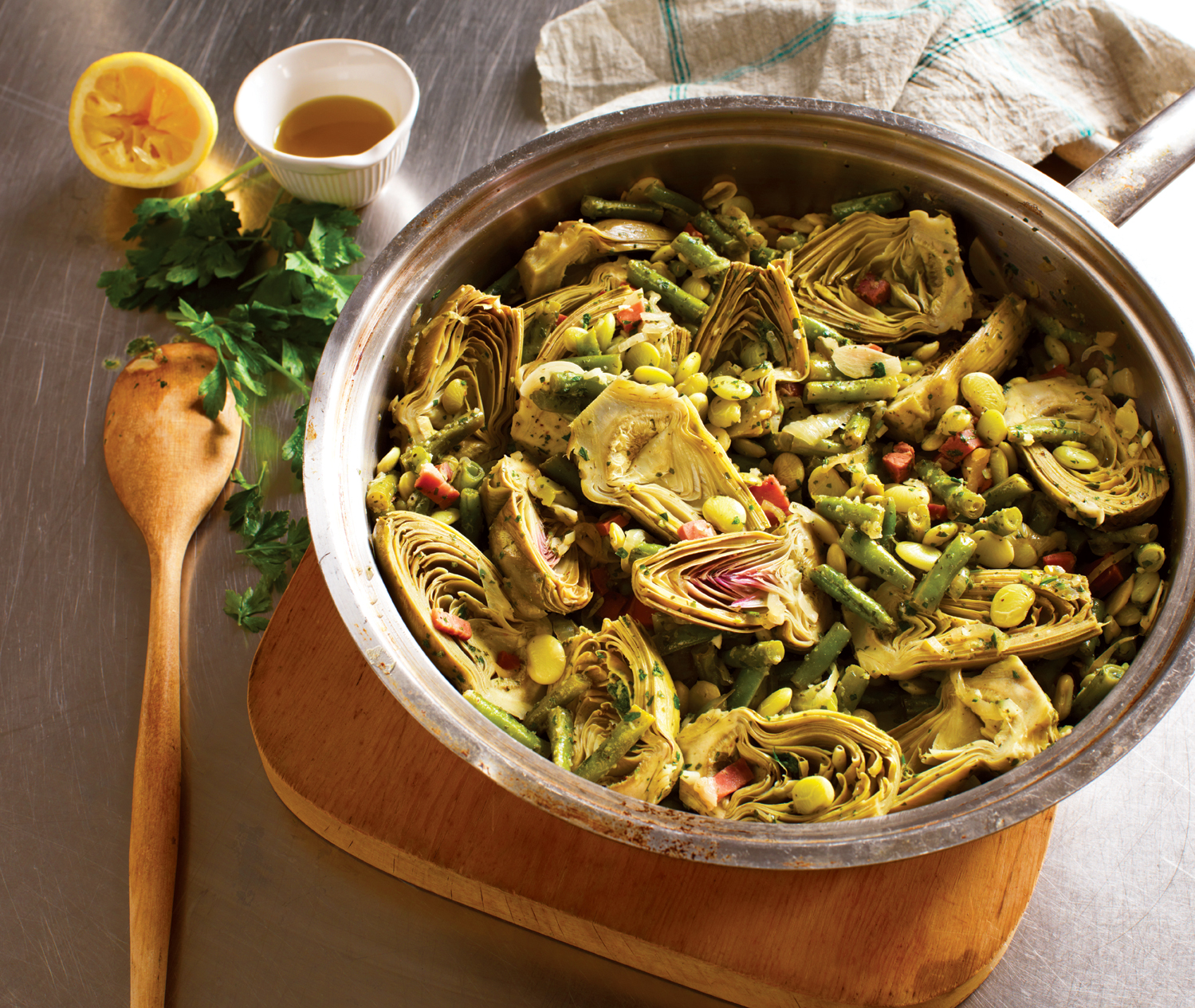 Artichokes and beans with ham and sherry.