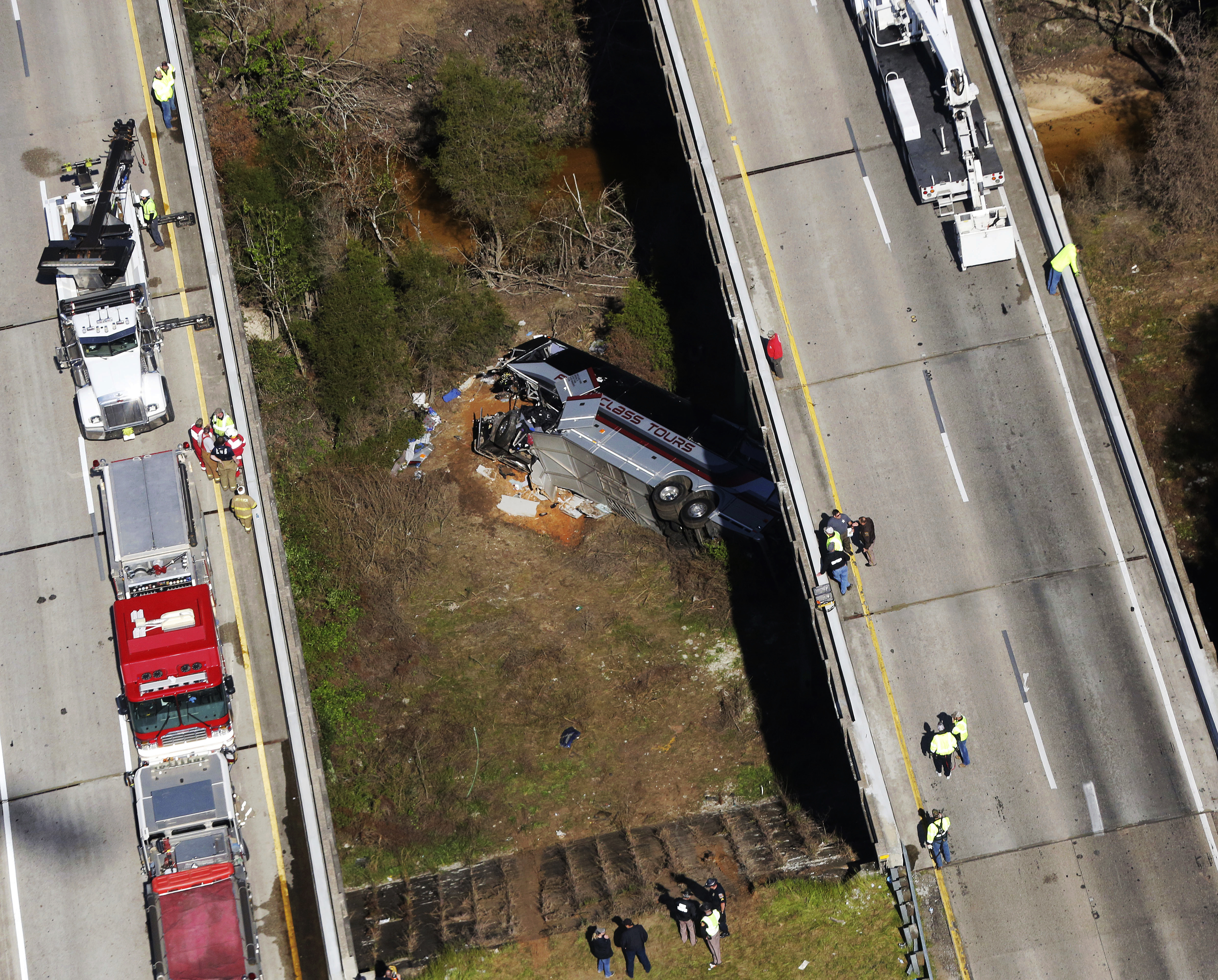 Driver killed, Texas students hurt in Disney trip bus plunge - The Boston  Globe