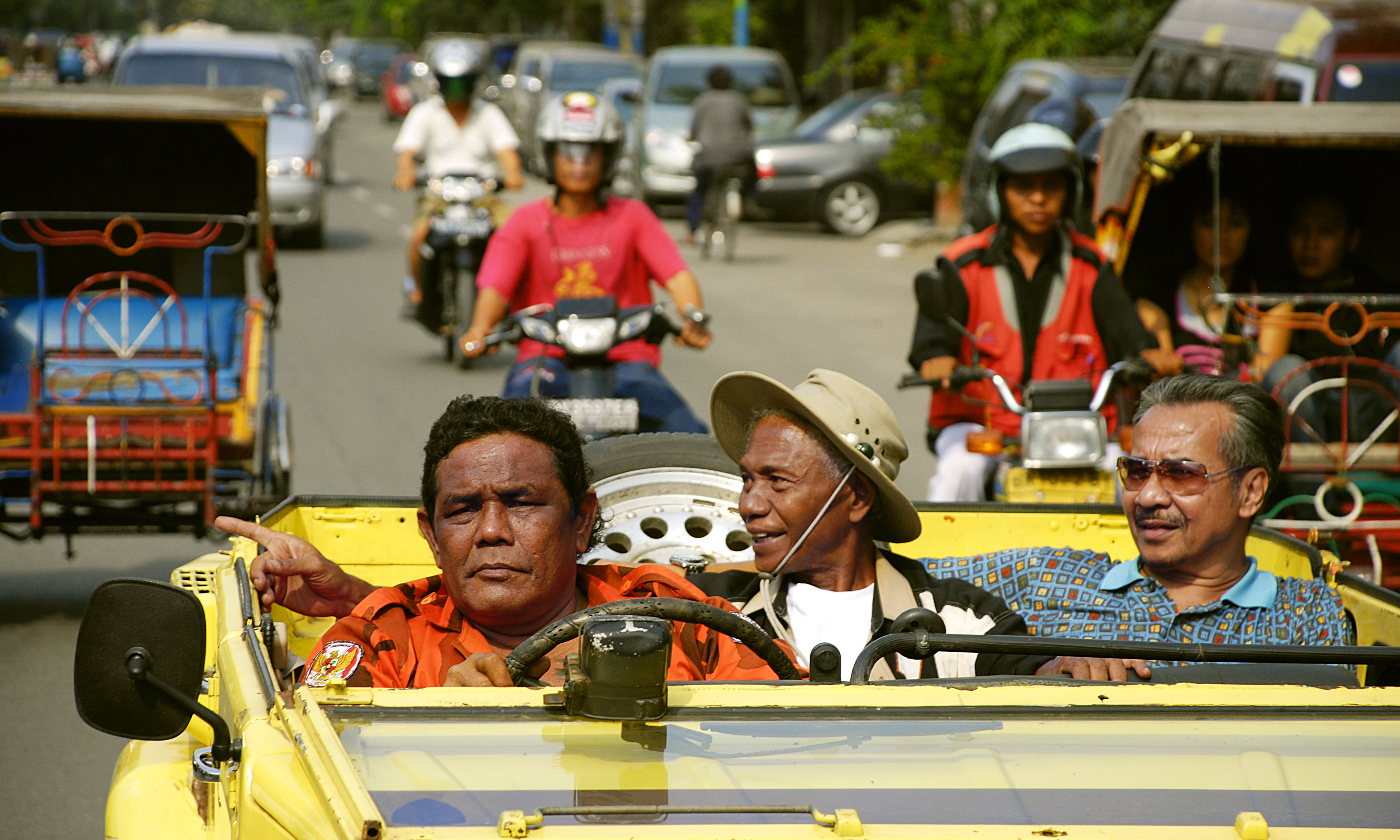 Anwar Congo (center), who estimates that he was responsible for 1,000 executions in the mid-1960s, provides the central narrative for the documentary.
