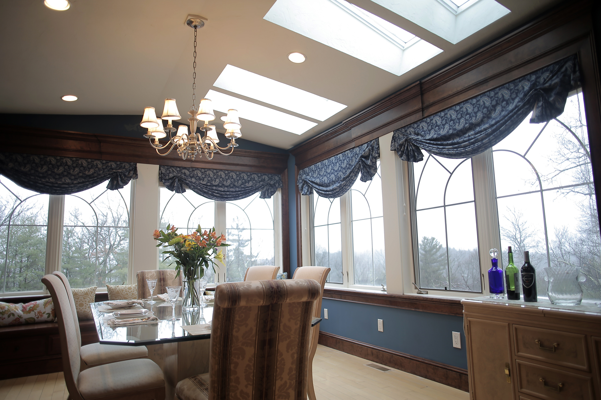 The breakfast area.