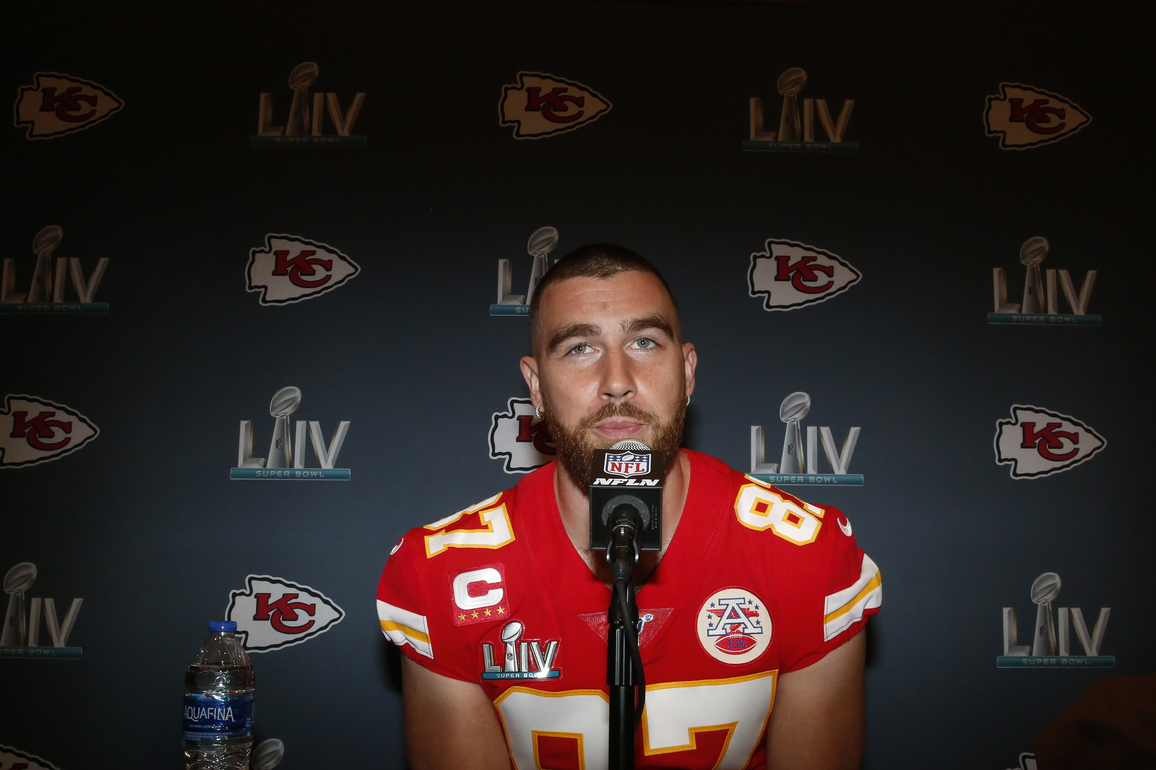 Travis Kelce has been bothered by a knee issue as of late, but figures to be good to go come Sunday.