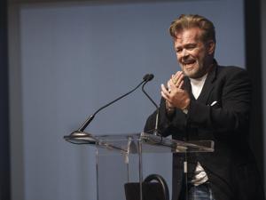 John Mellencamp paid tribute to John Prine during a ceremony.