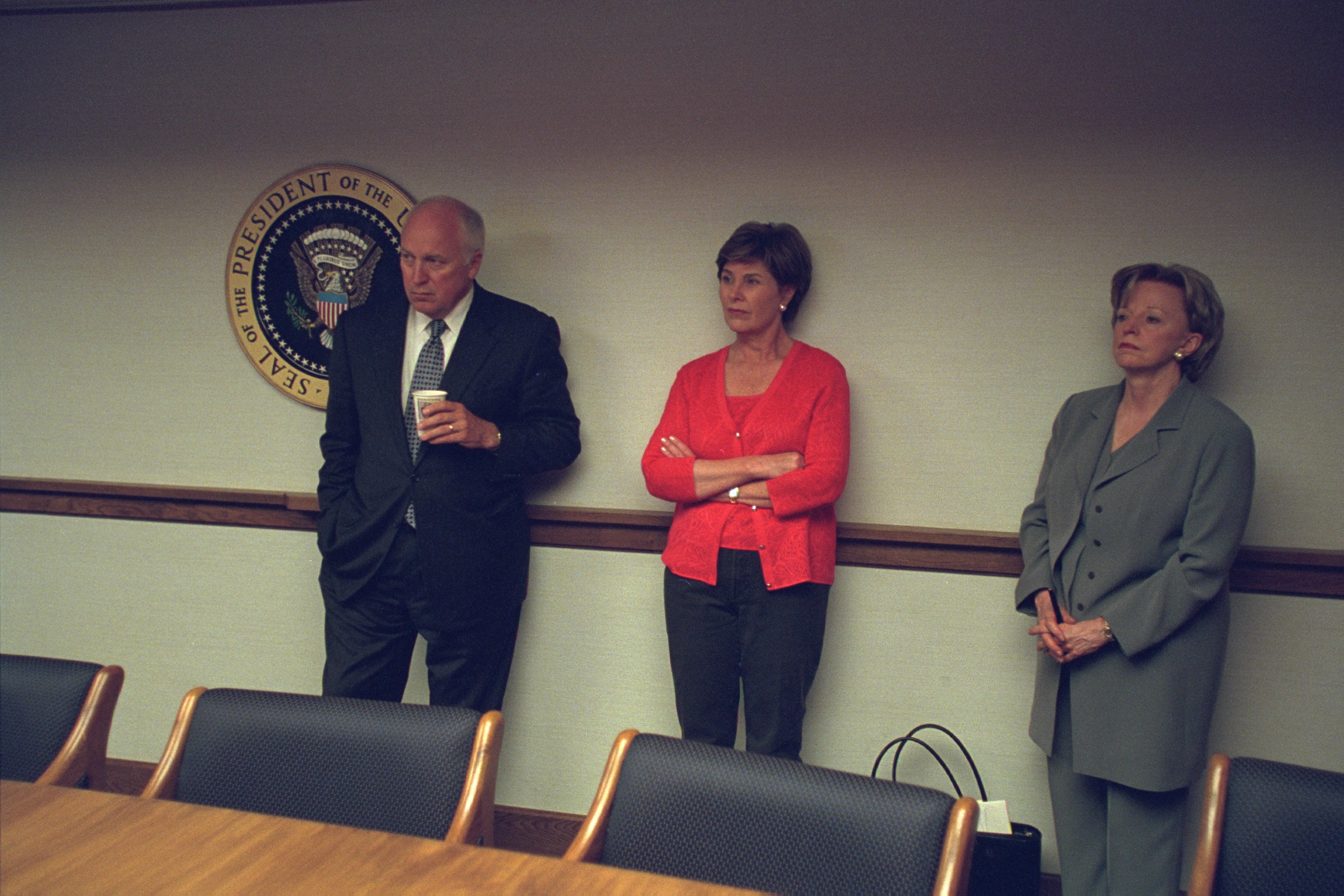 Cheney stood with Laura Bush and Lynne Cheney.