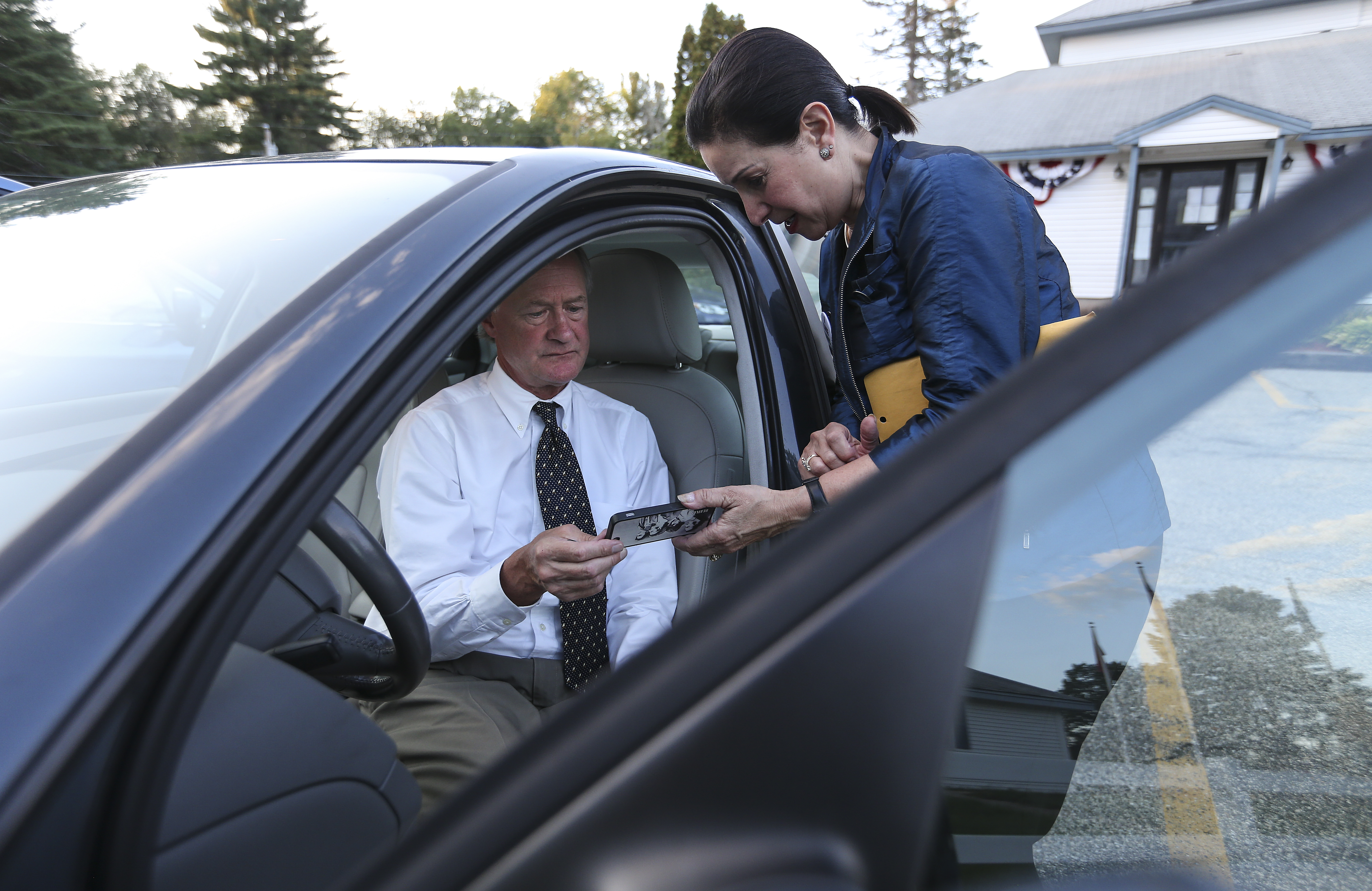 Lincoln Chafee reviewed notes with aide Debbie Rich before a forum last month in Sandown, N.H. Rich began working for Chafee when he was Warwick, R.I., mayor in 1997.