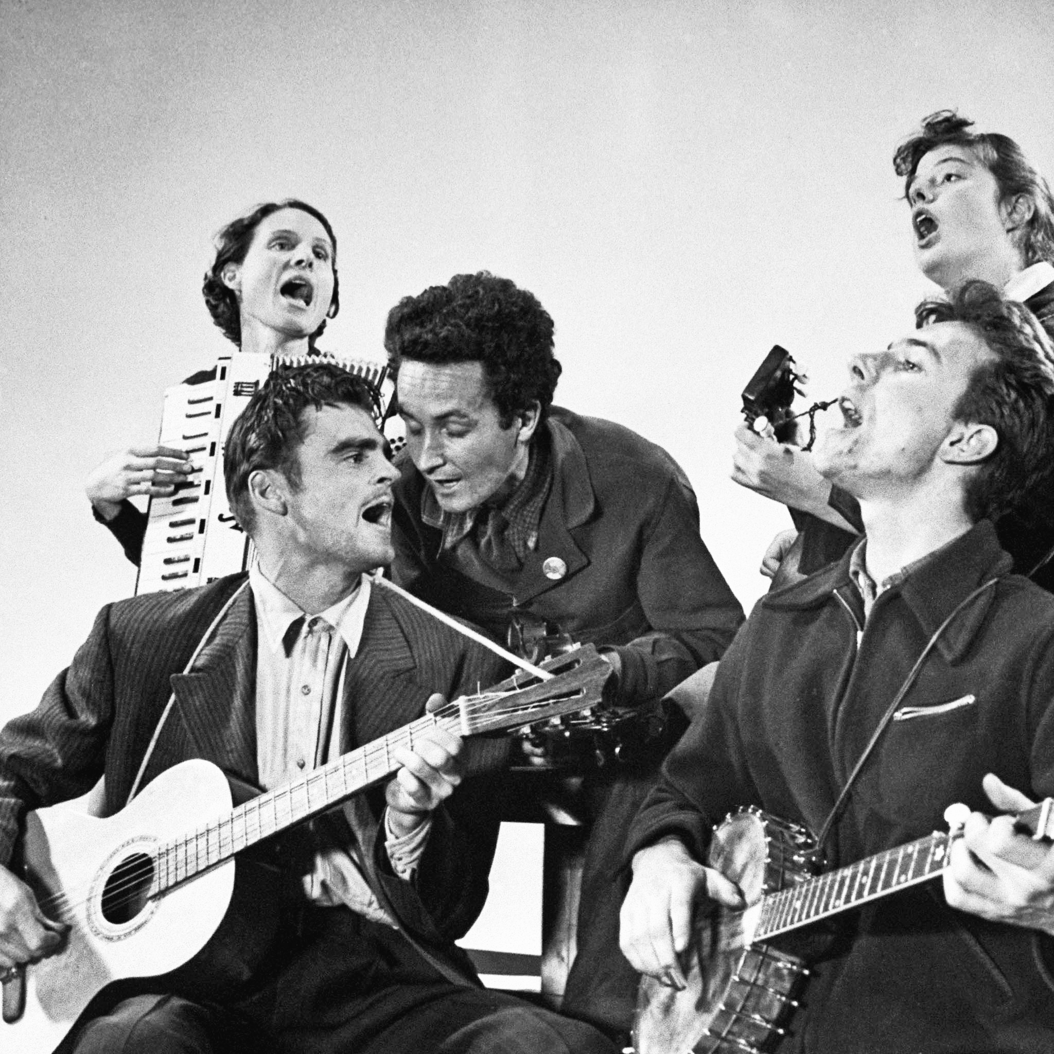 Sis Cunningham, Cisco Houston, Woody Guthrie, Bess Lomax, and Seeger in the 1940s.
