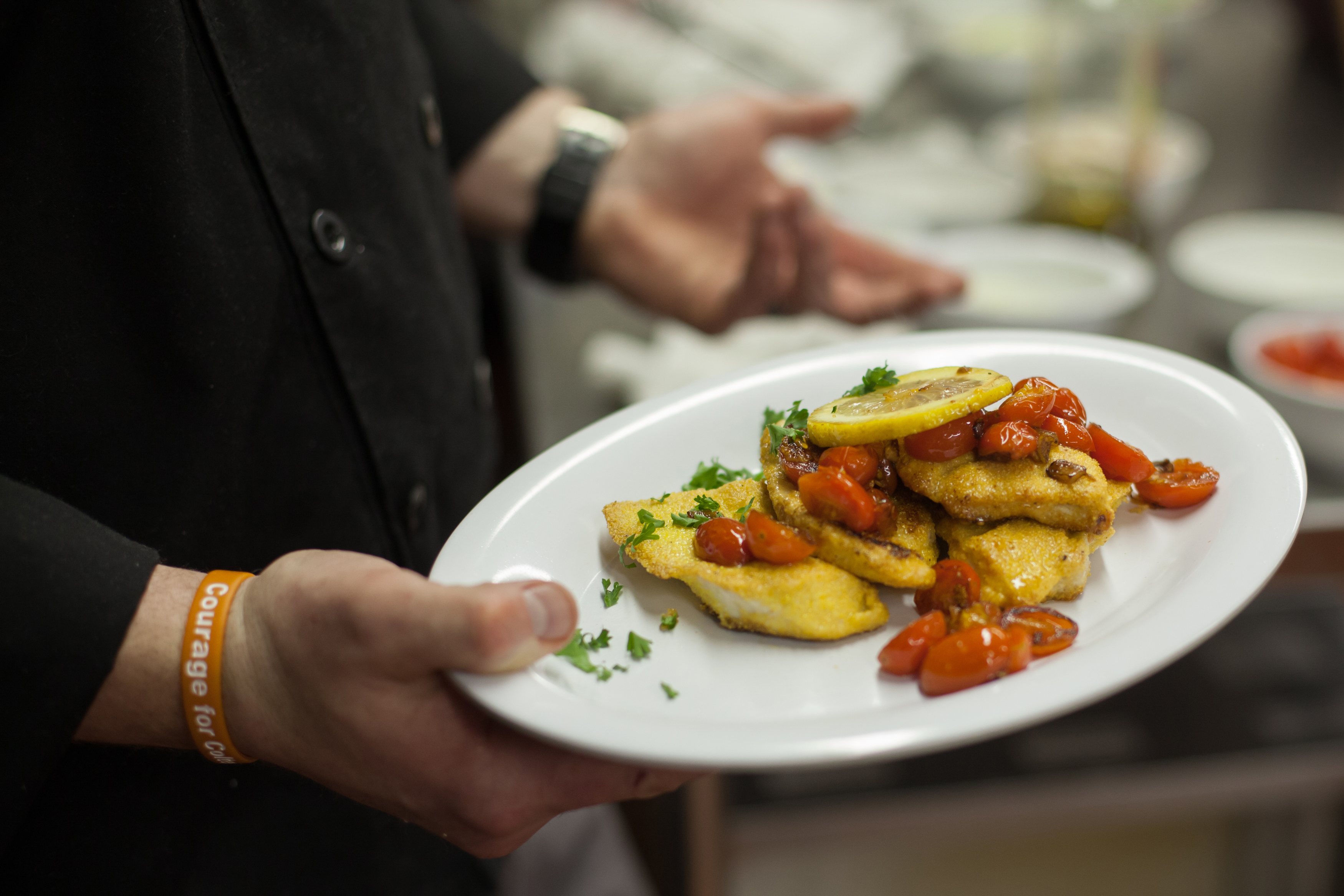 Stump sauteed chicken breasts in a cooking class.