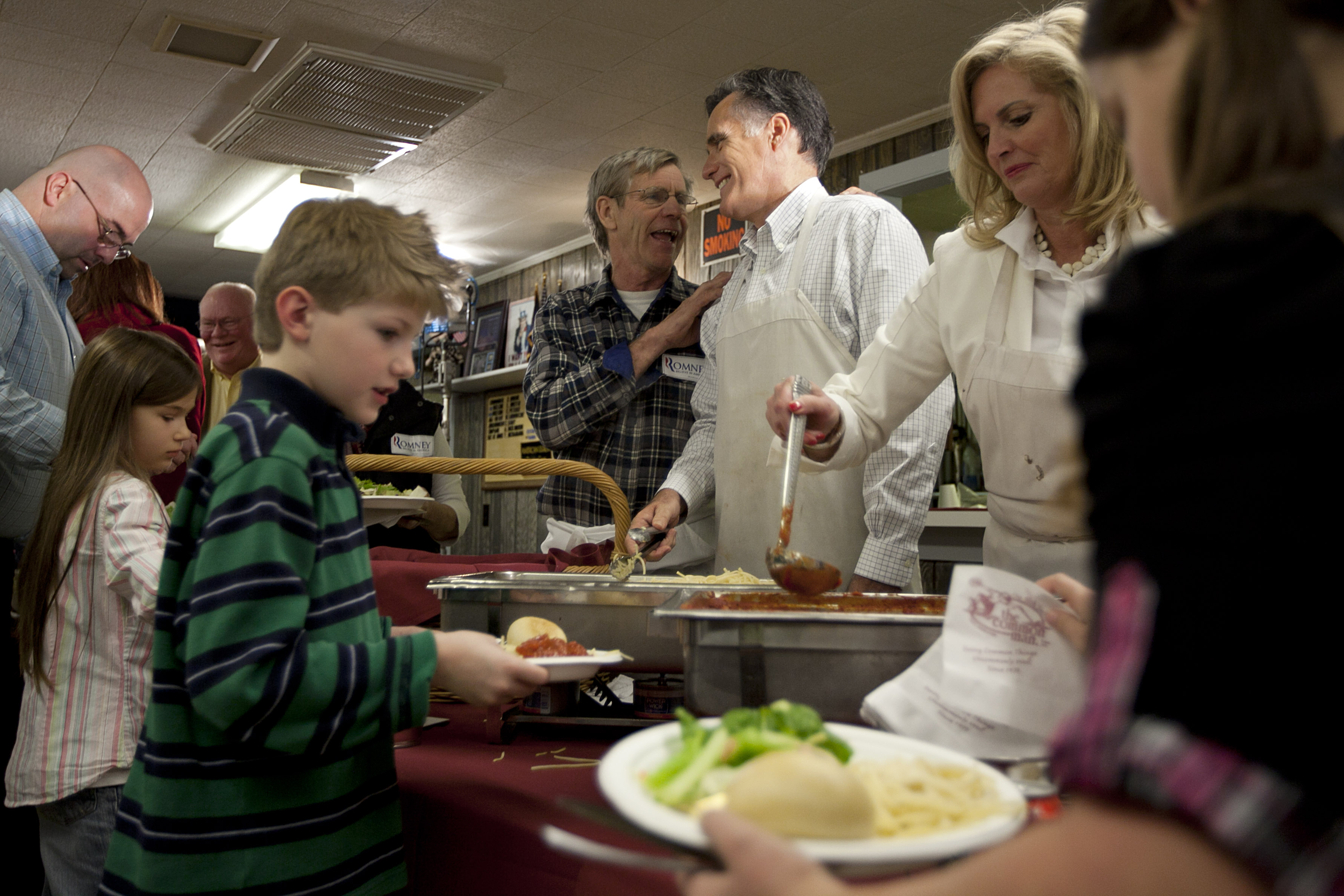 Mitt Romney chatted with Alex Ray, owner of the Common Man restaurant in Ashland, N.H., while serving spaghetti dinner with his wife, Ann, at the VFW hall in Ashland yesterday.