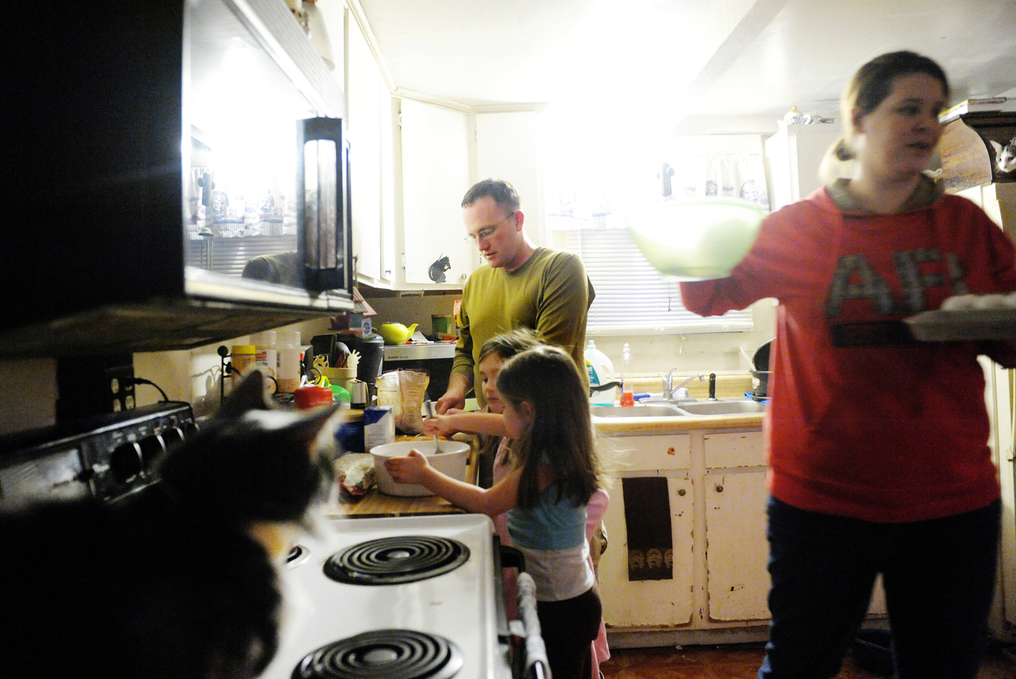 Christopher Carter helped cook dinner with his daughter, Sammy, 6 (center), niece, Gracie, 4, and his wife, Mary Ellen.
