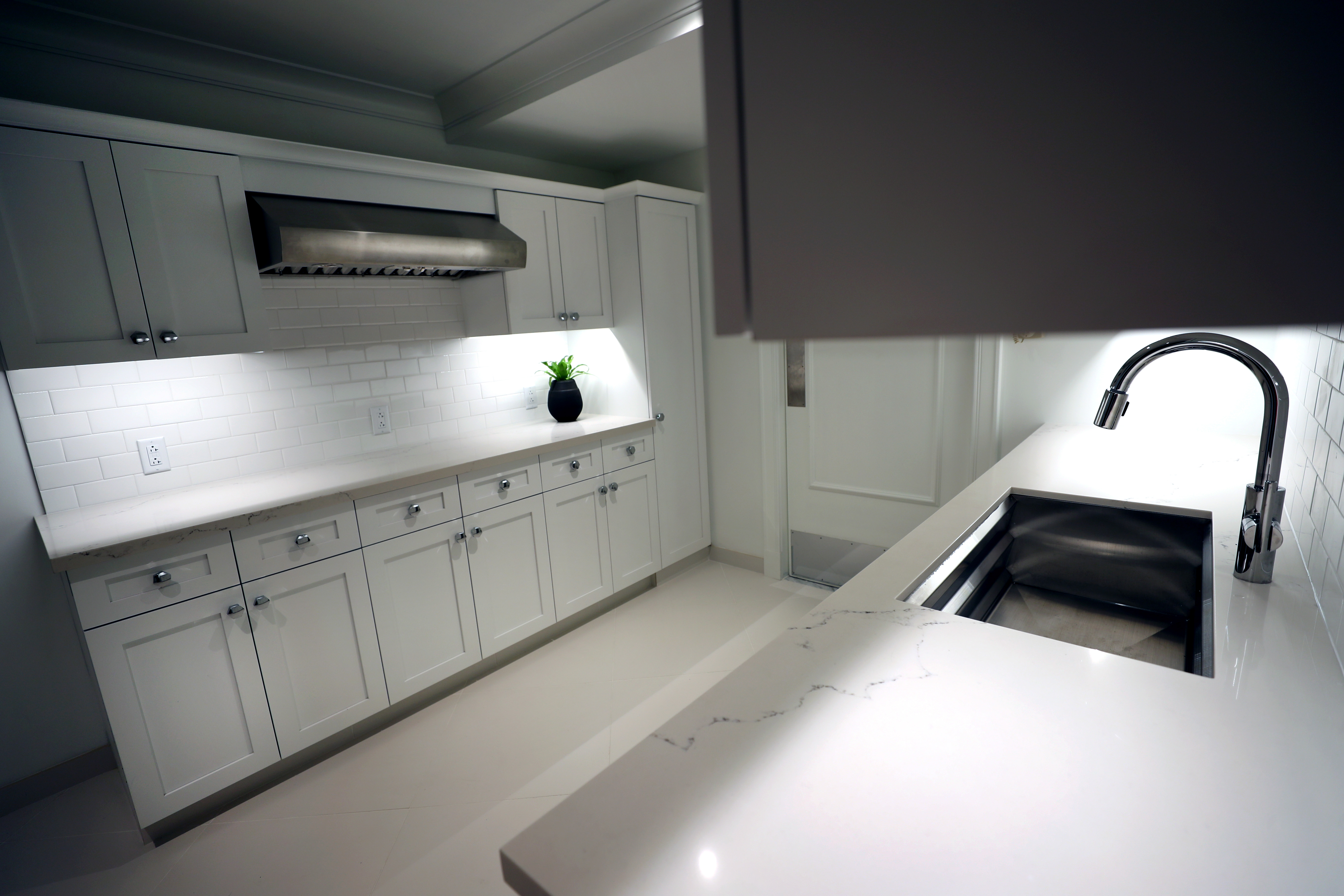 The private kitchen area in hotel room.