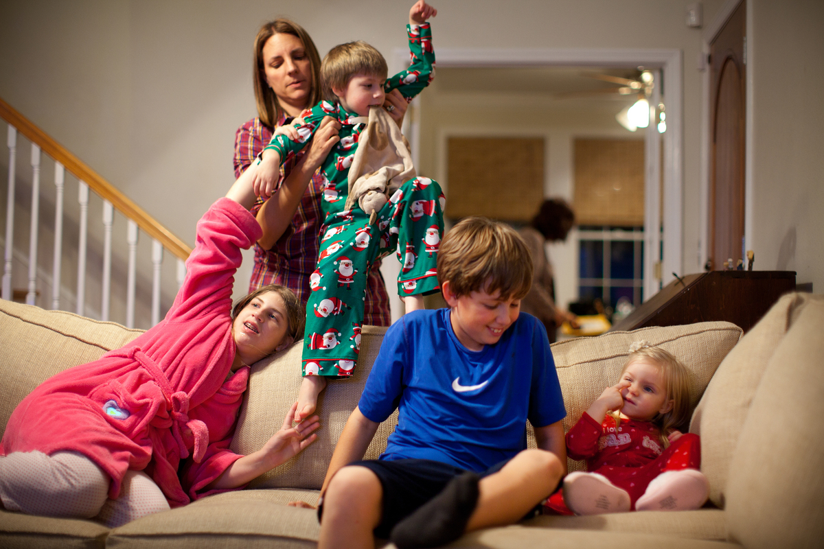 Kari Lennon managed a happy and chaotic post-dinner, pre-movie moment as children piled into the living room. She was holding Brooks, her fourth child, who was born with ‘‘microcephaly.’’ At left was her first child, Addison, who also has the genetic disease, along with Sam, the oldest son, and at right the baby of the family, Grace Gilmore, also known as GG.
