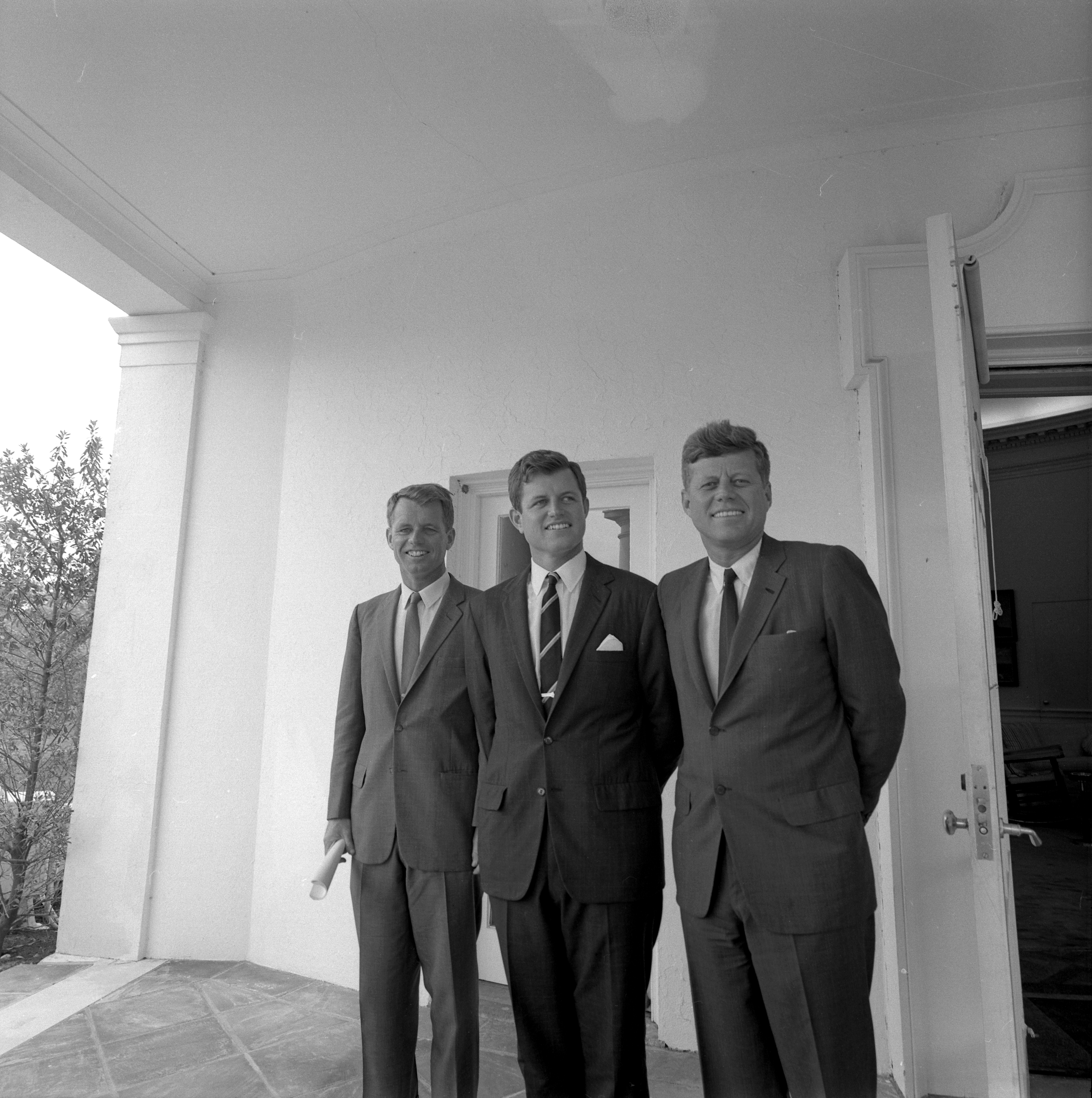 President John F. Kennedy stood with his brothers, Senator Edward M. Kennedy and Attorney General Robert F. Kennedy, in 1963.