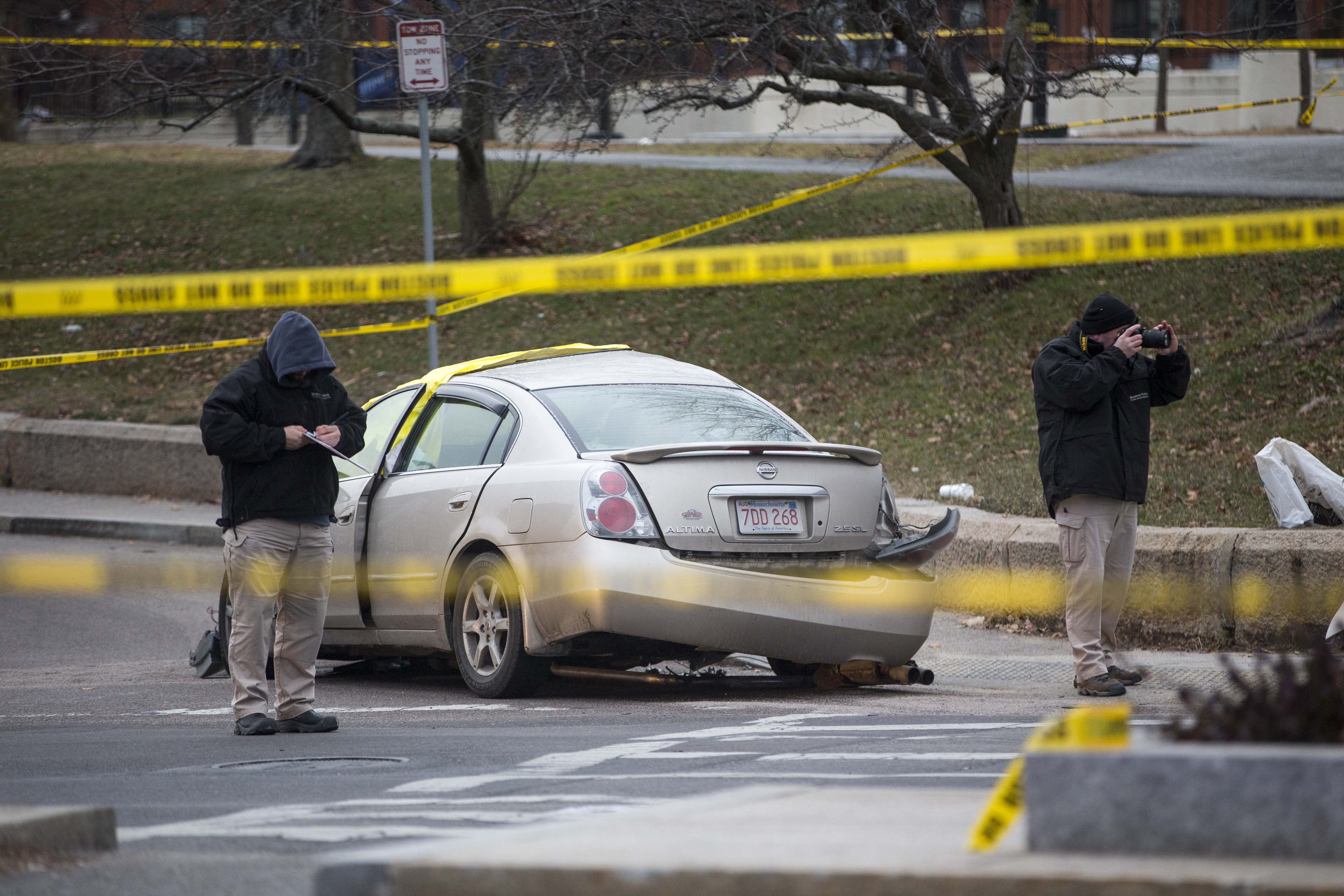 1 person killed, 5 others hurt in early morning Roxbury crash The