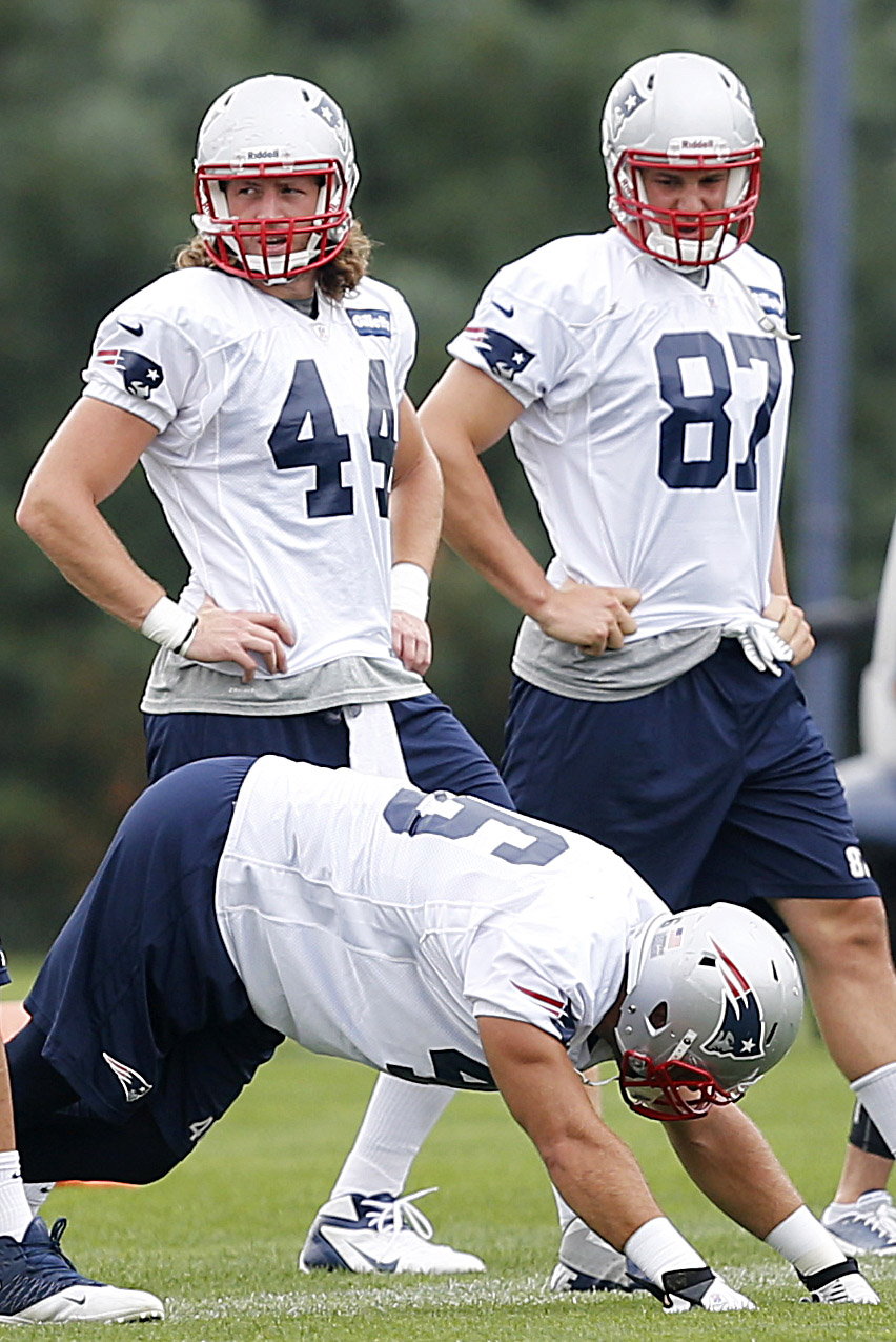 Rob Gronkowski (87), with fellow tight end Zach Sudfeld (44), participated in practice for the second straight day but is still “day to day”.