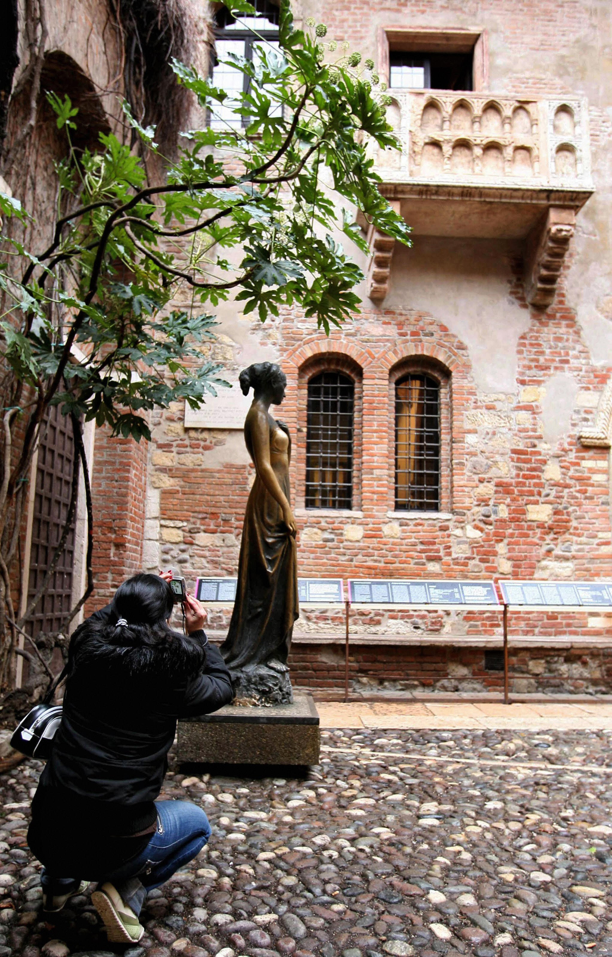 A tourist took a picture of the Juliet statue.