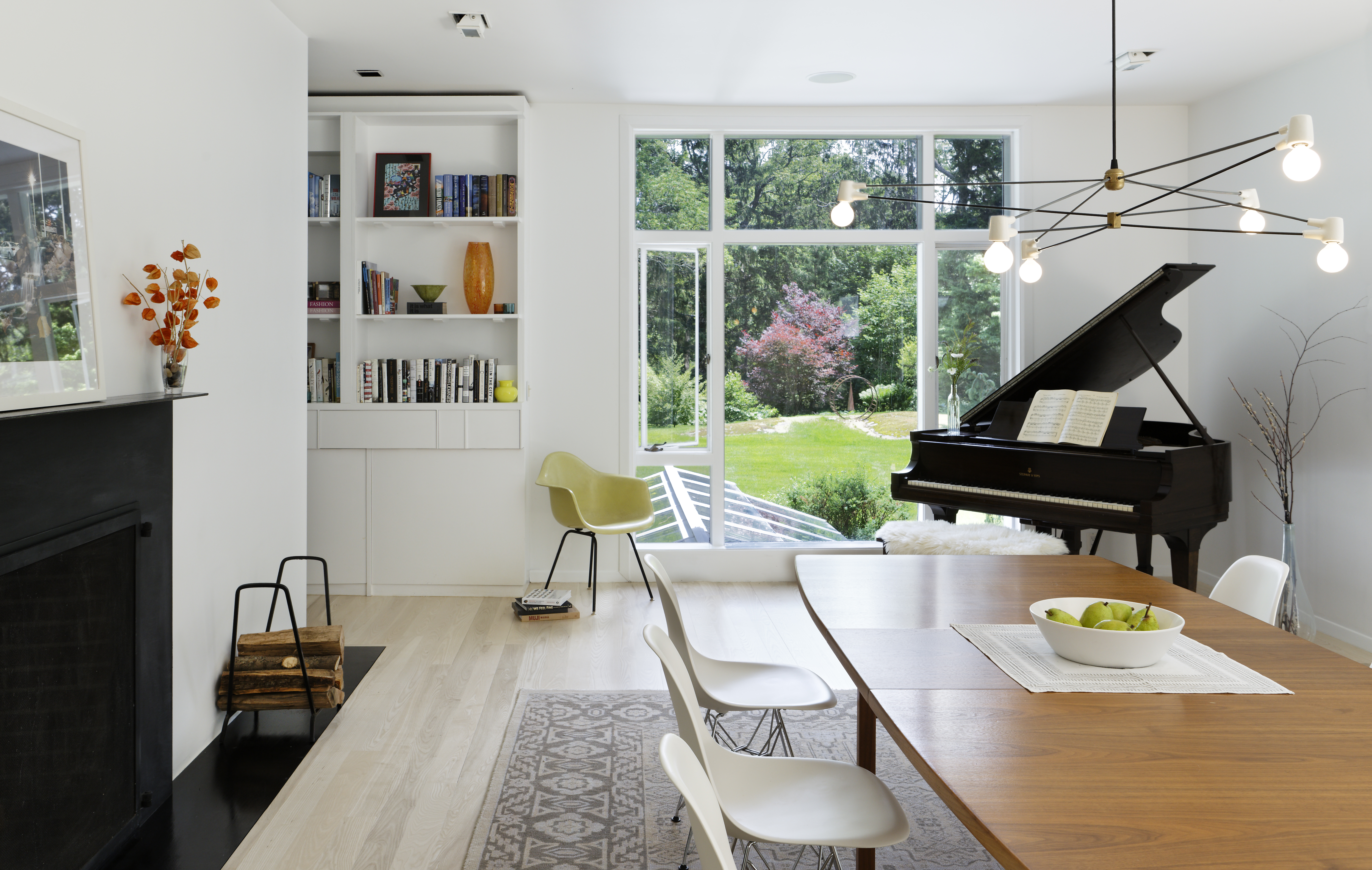 The vintage teak dining table belonged to Alex Benik’s grandfather, who lived in a mid-century modern house in Connecticut, and the piano was Becky Bermont’s great-grandmother’s.