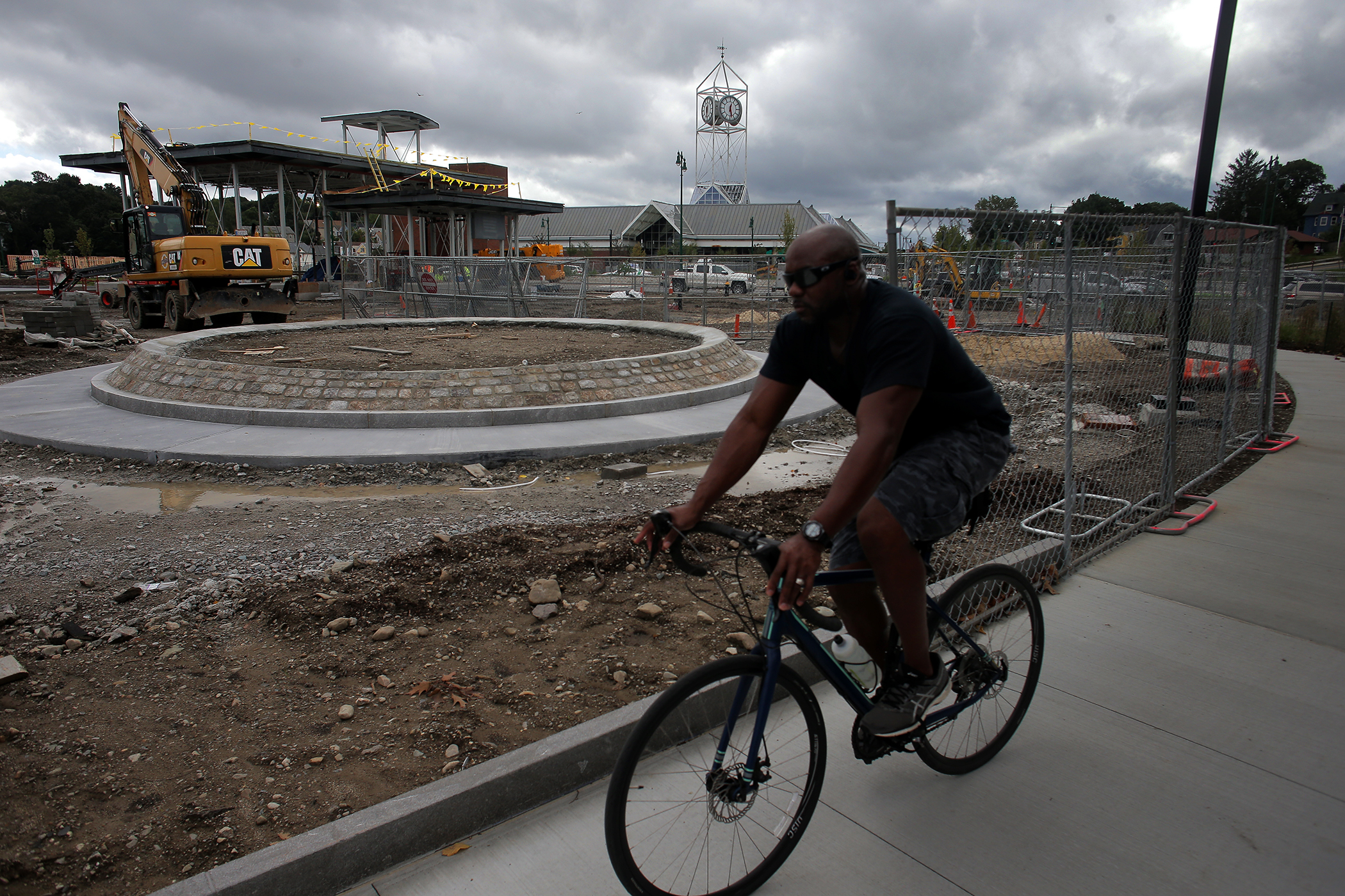 New construction of the city’s first bicycle rotary connected the MBTA’s Forest Hills Station with the Pierre Lallement Bicycle Path in the Southwest Corridor Park.