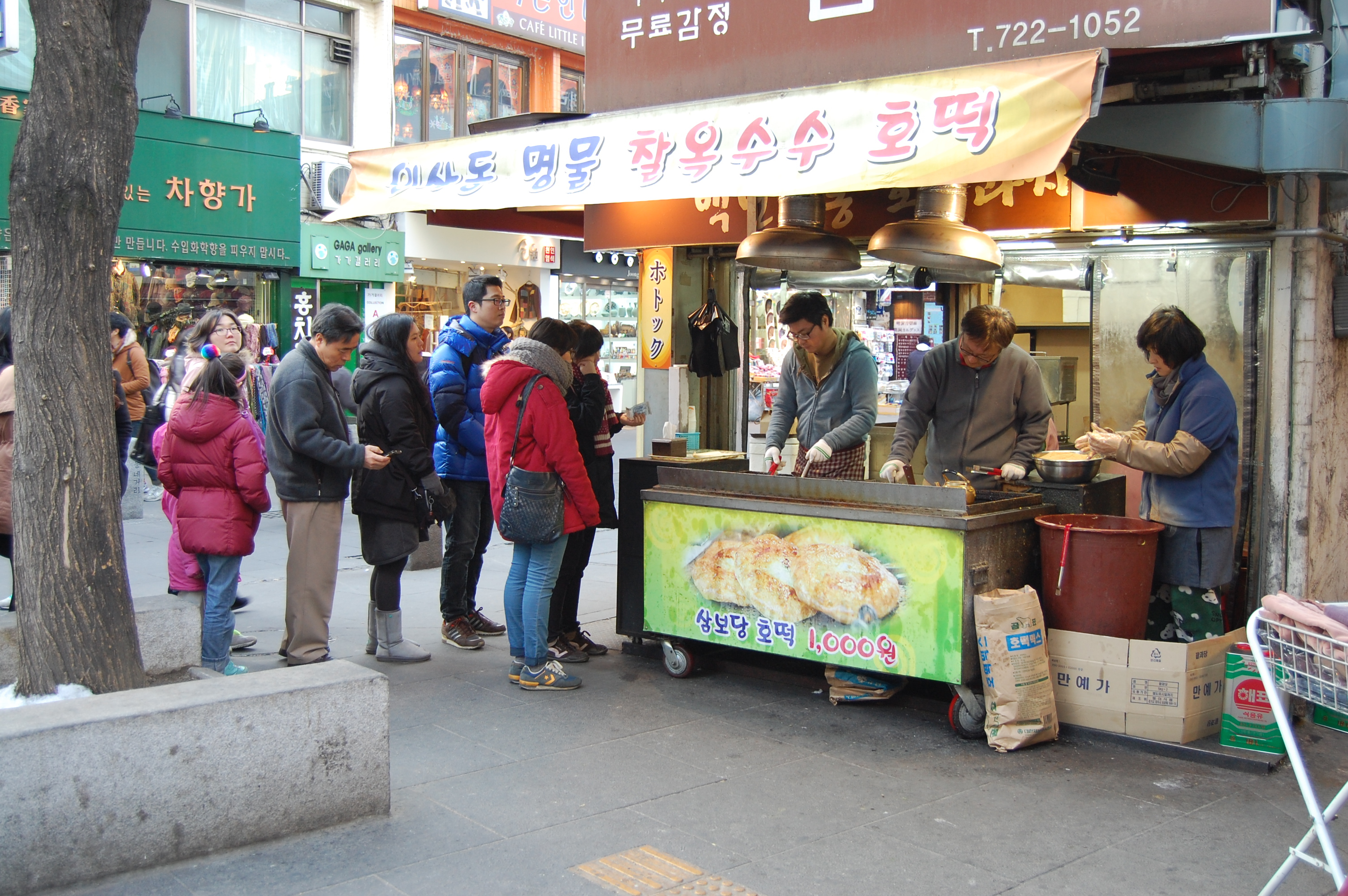 Customers line up at a pojangmacha.