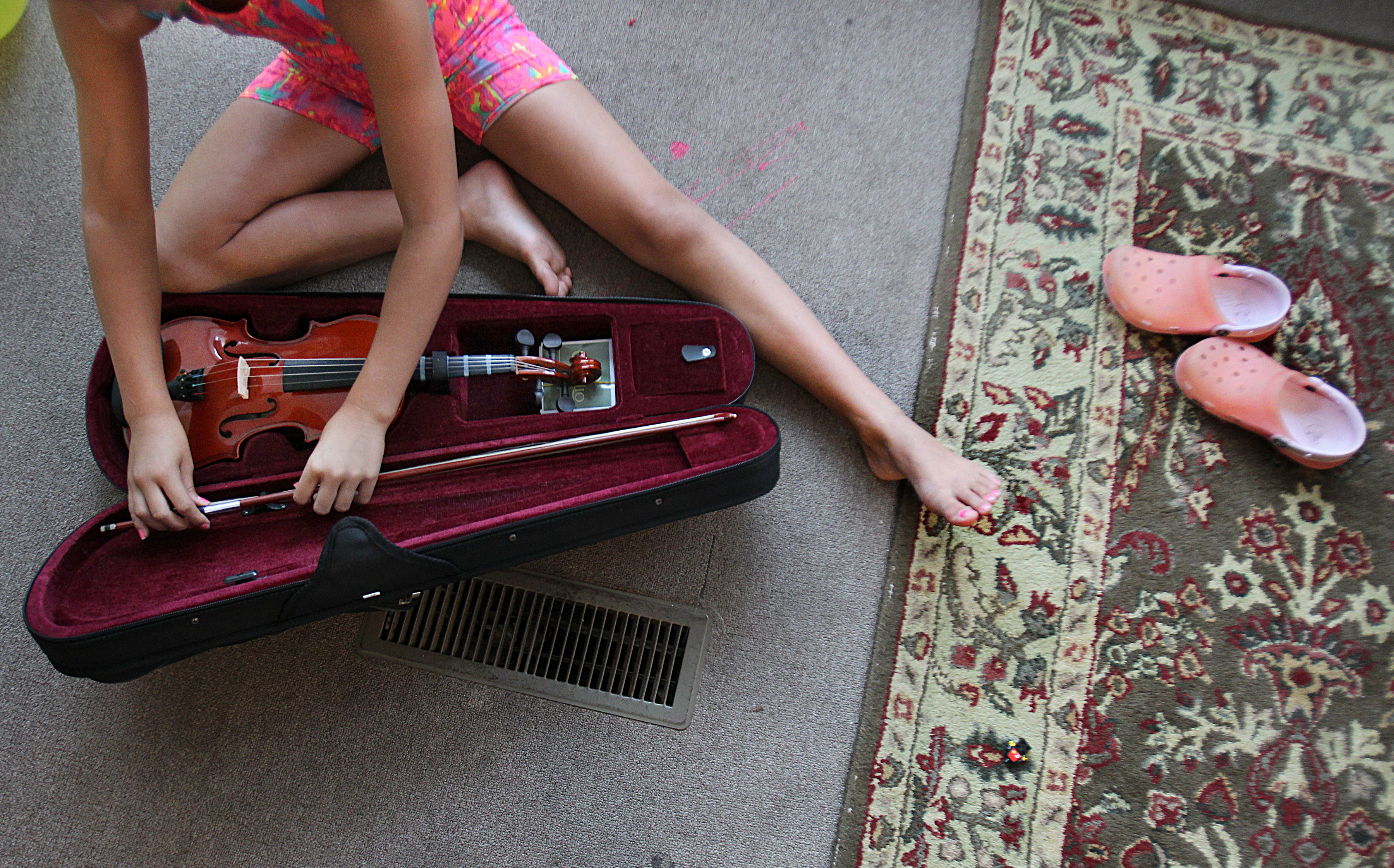 Spungin and Swearingen fund-raised to get the homeless girls violins of their own.