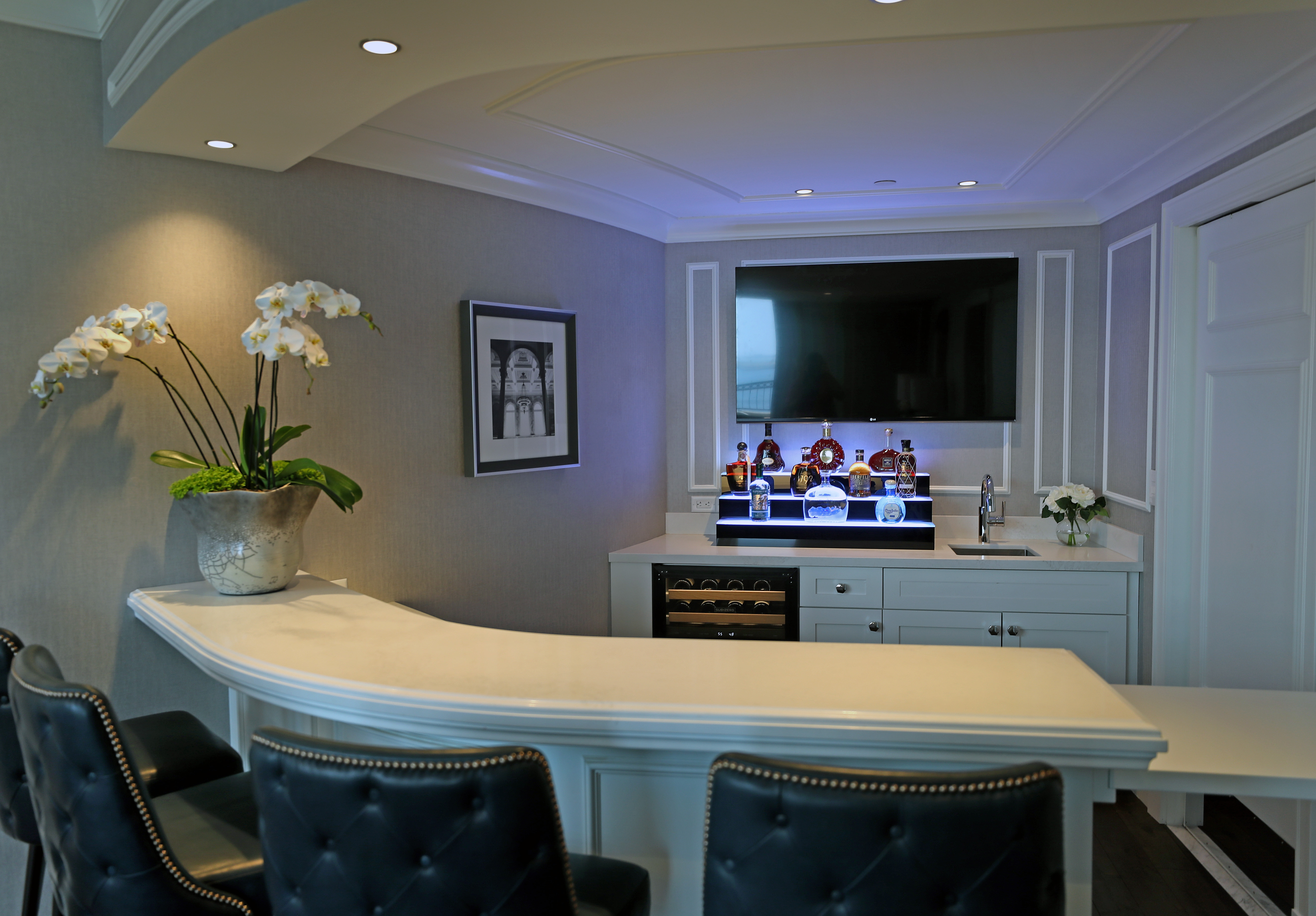 The private bar in hotel room.