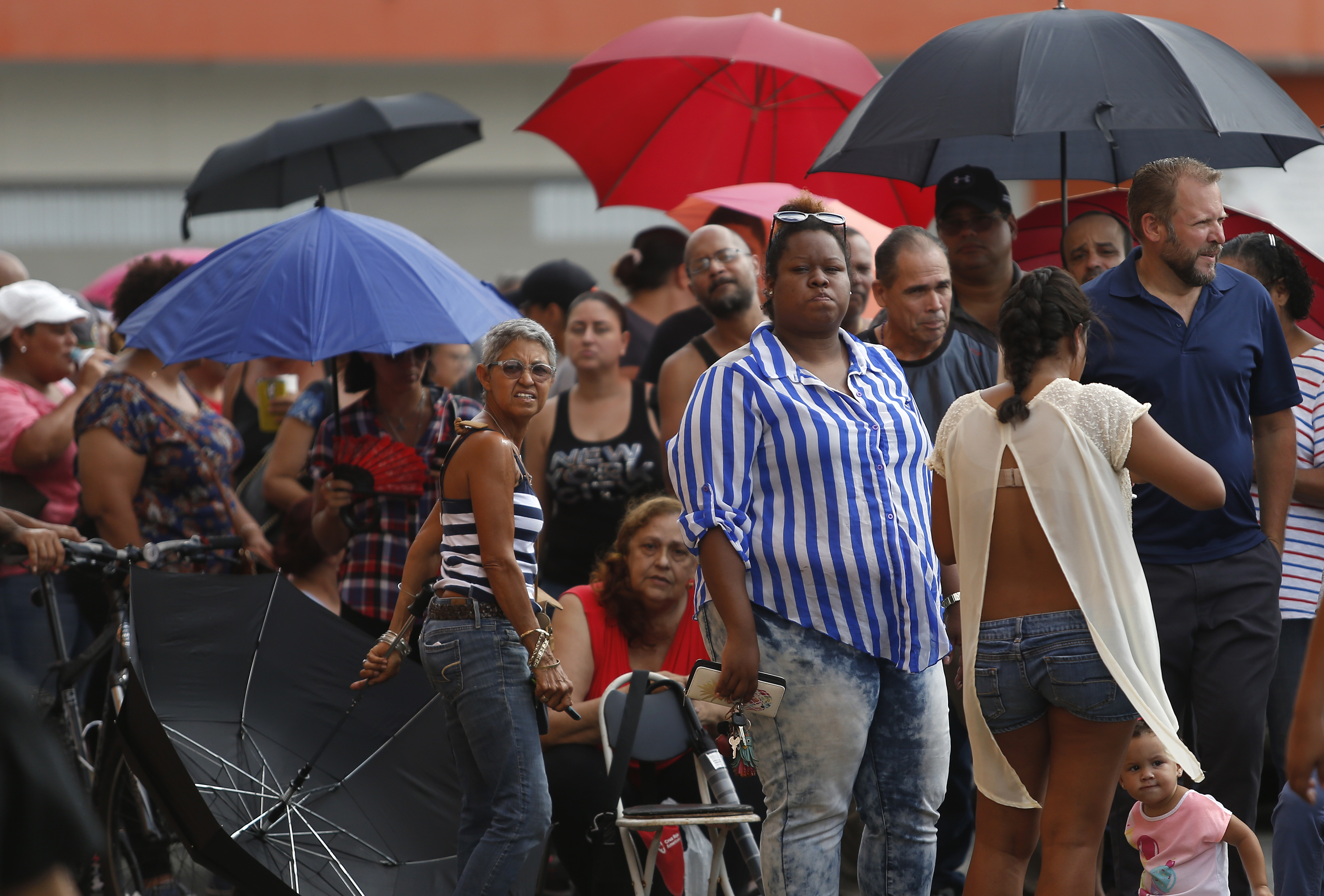 Hundreds of people waited for the ATM at a bank in Caguas.