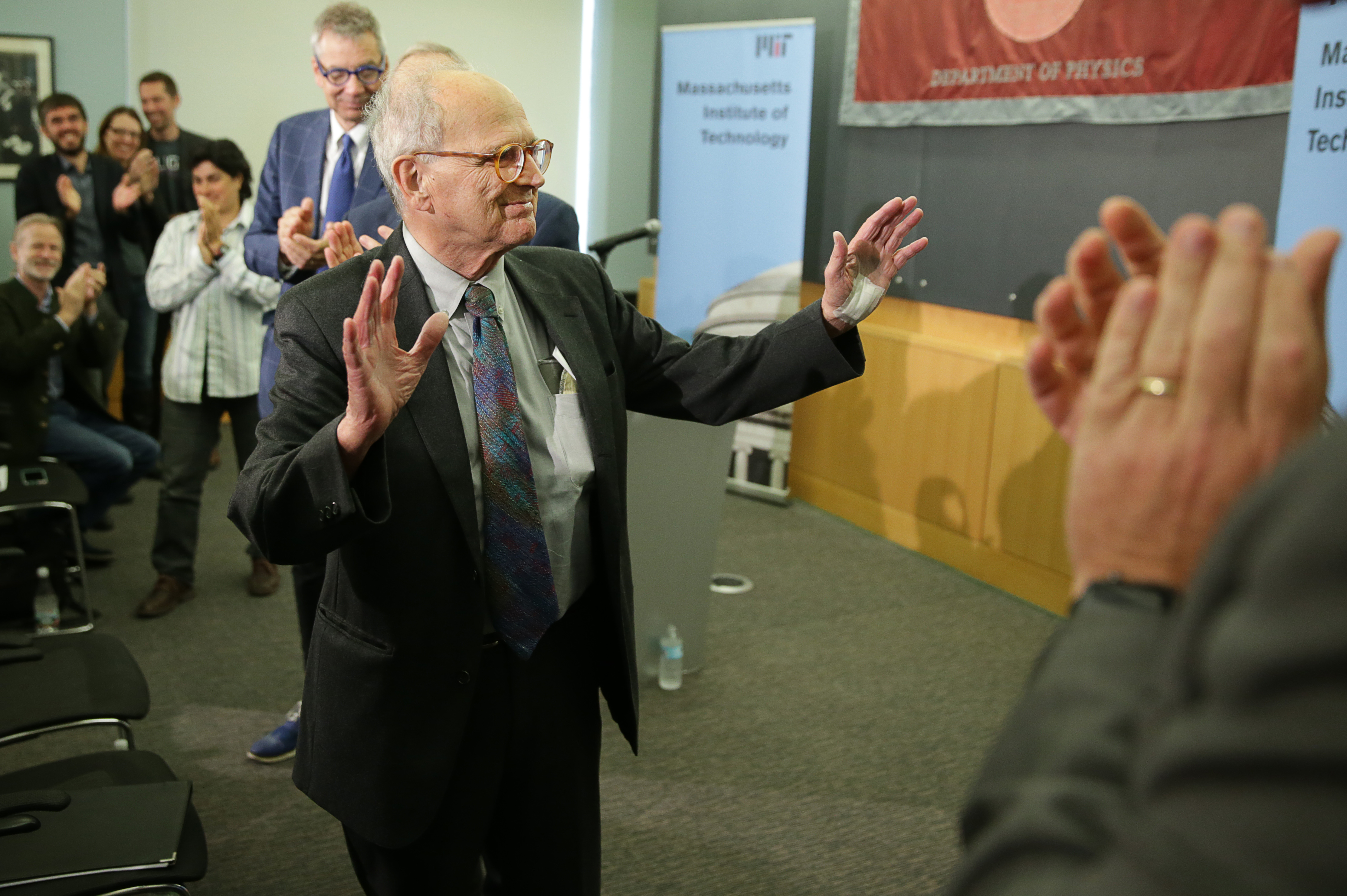 Weiss acknowledged the applause of his colleagues.