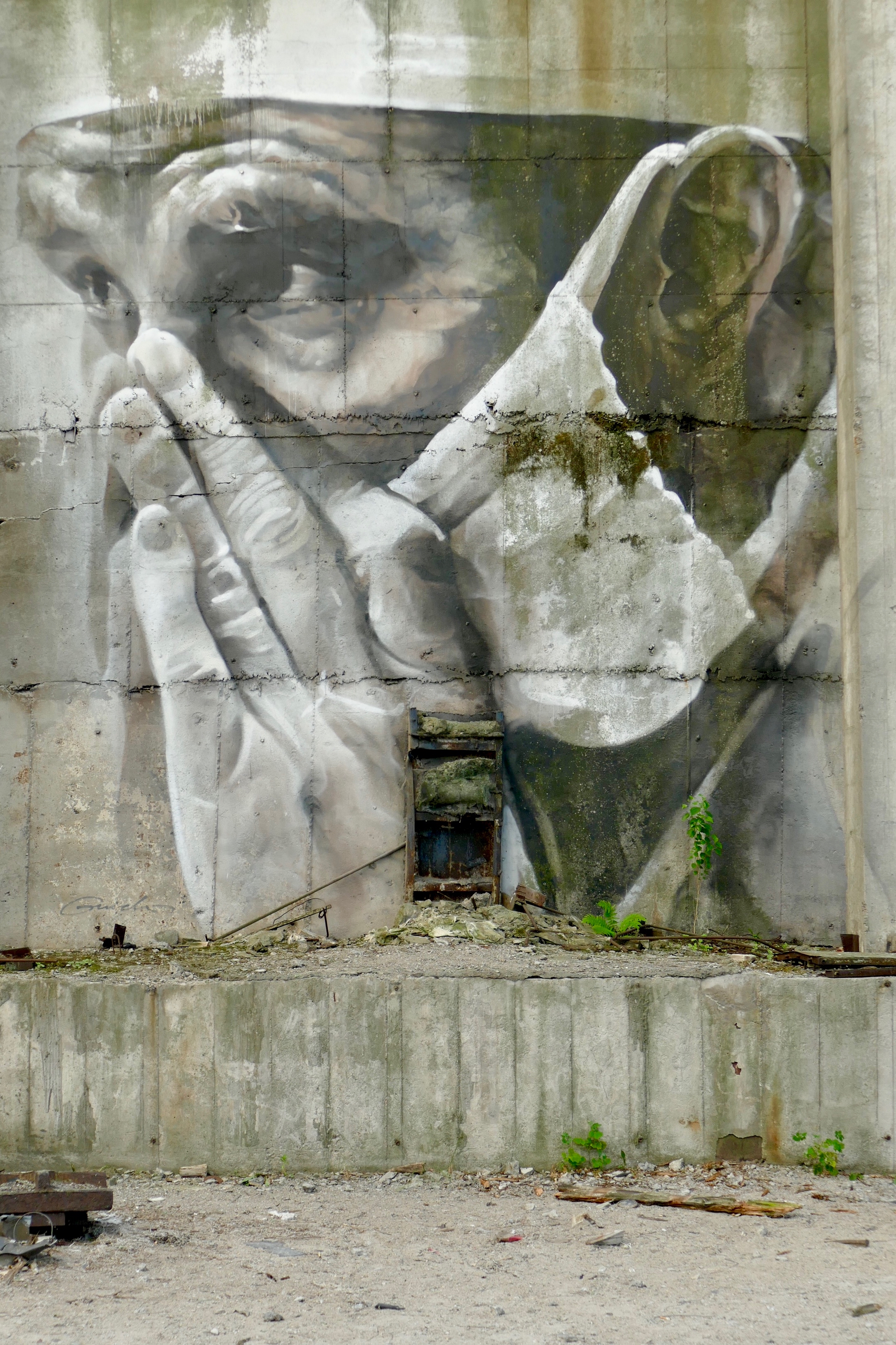 In 2016 Australian artist Guido van Helten painted a haunting mural based on the work of photographer Igor Kostin, depicting one of the first responders to the 1986 incident.