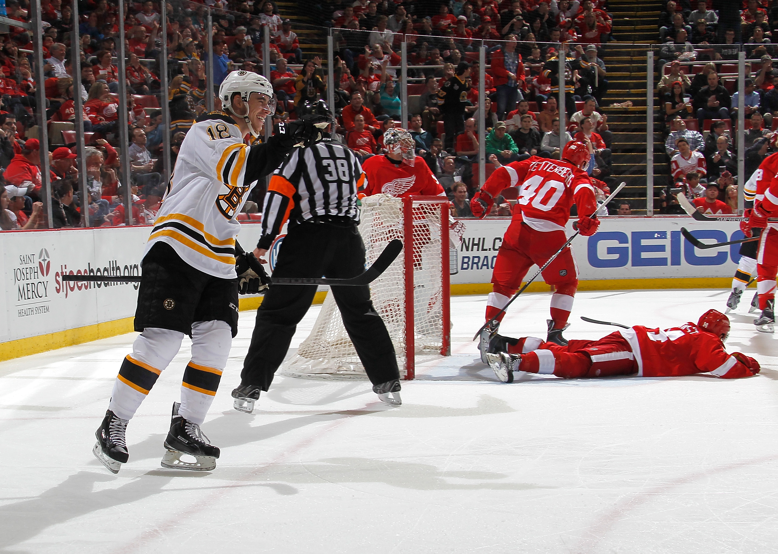Reilly Smith celebrates after Loui Eriksson tied the score at 2-2 in the third.