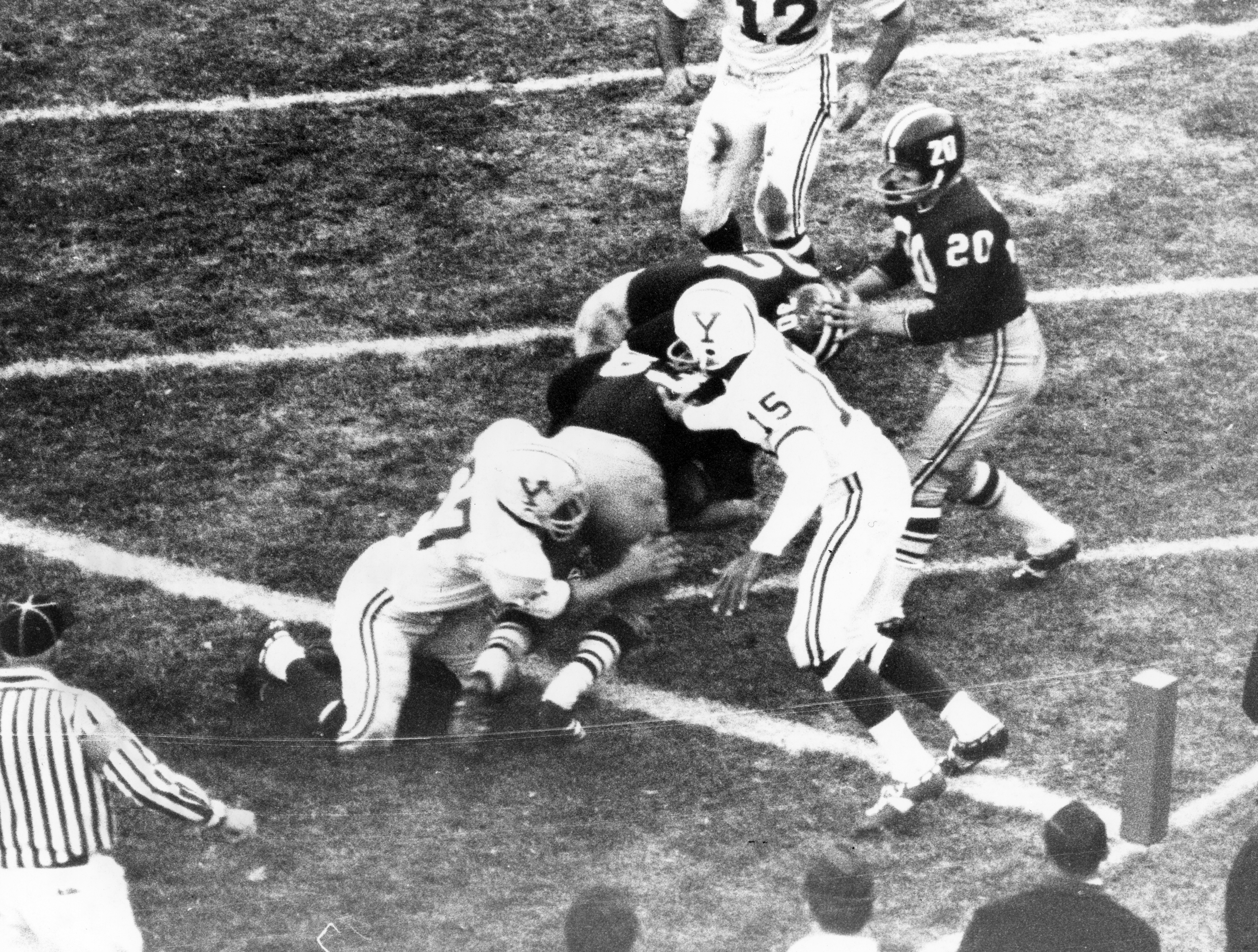 Bruce Freeman (83) runs into the end zone after catching a pass to pull Harvard to within 29-19.