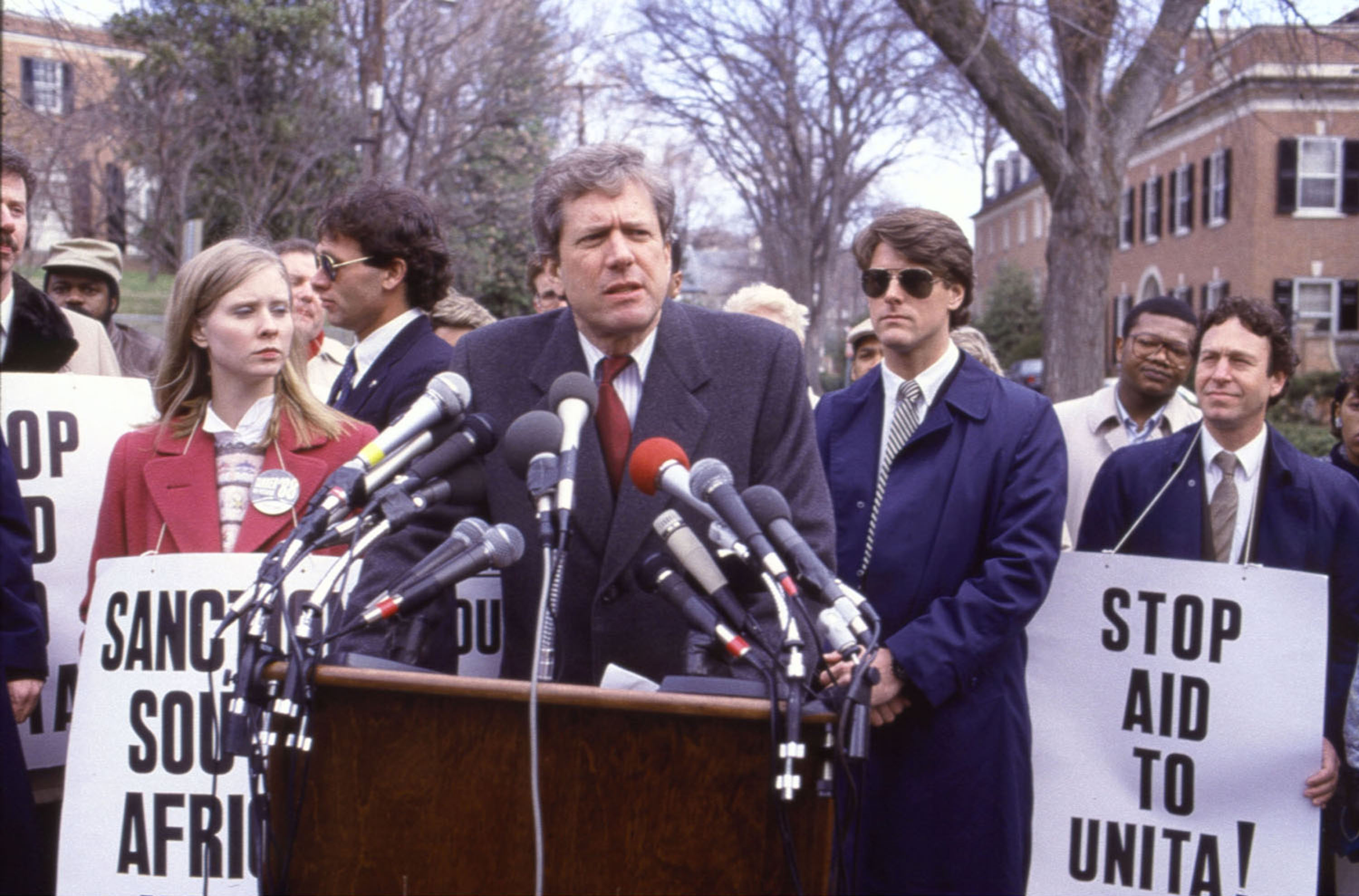 Michael Murphy (center) as Jack Tanner.