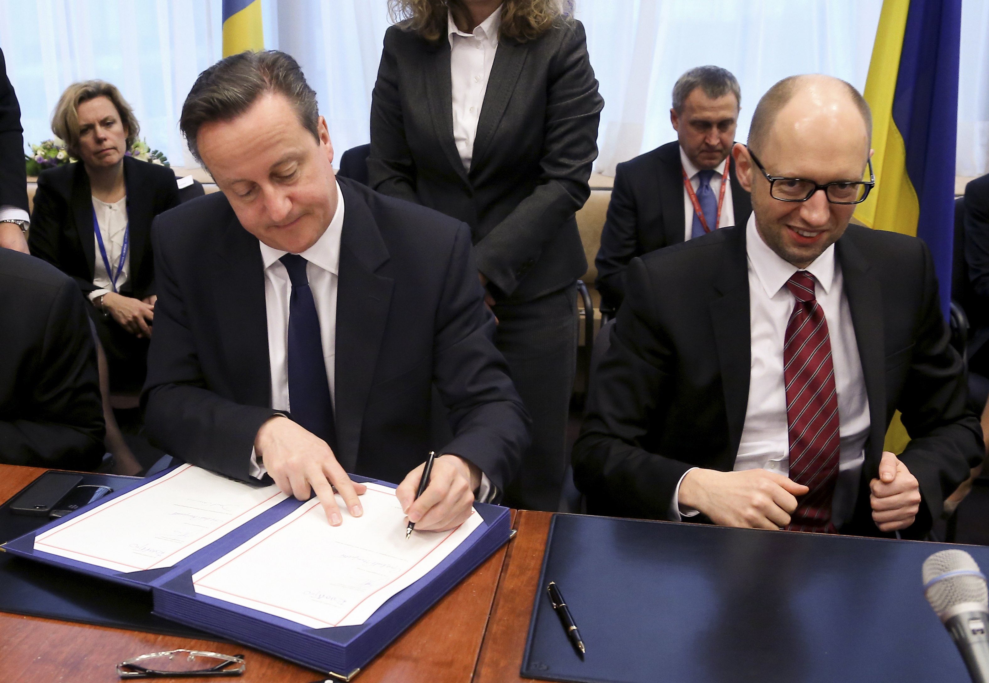 Britain’s prime minister, David Cameron, signed a pact with Ukraine’s prime minister, Arseniy Yatsenyuk, in Brussels.