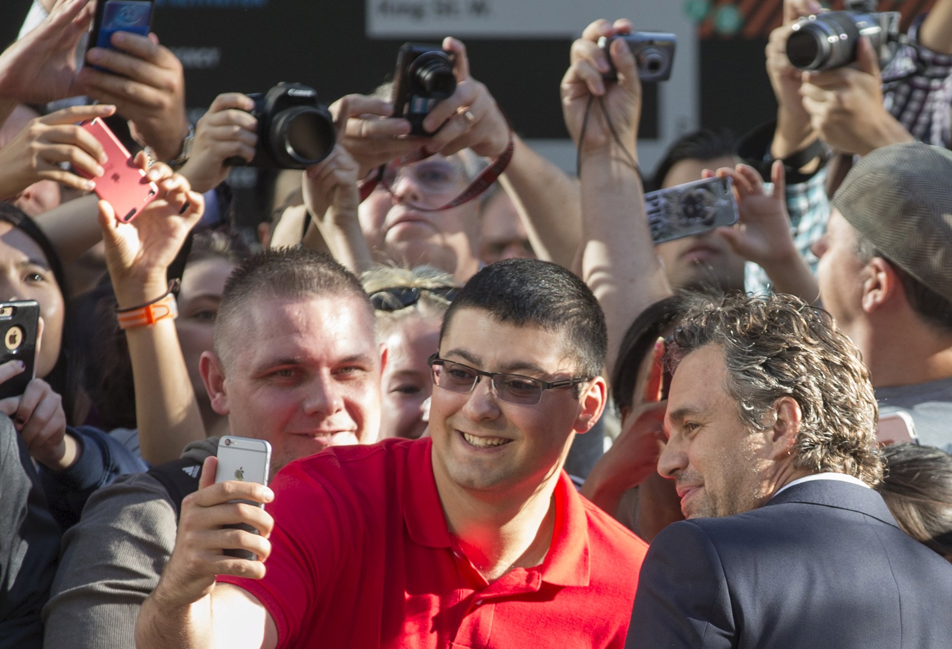 A fan corralled Ruffalo and took a selfie with the actor.