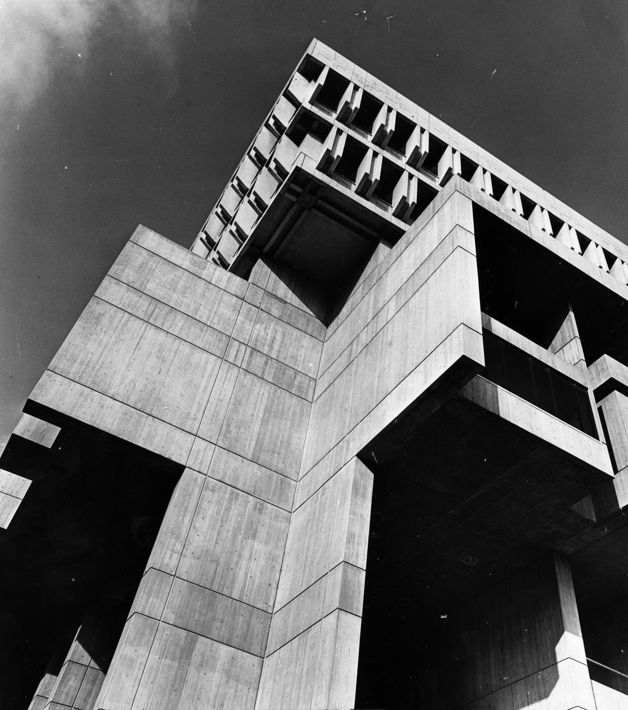 Variations in its concrete facing indicate different aspects of City Hall’s purpose.