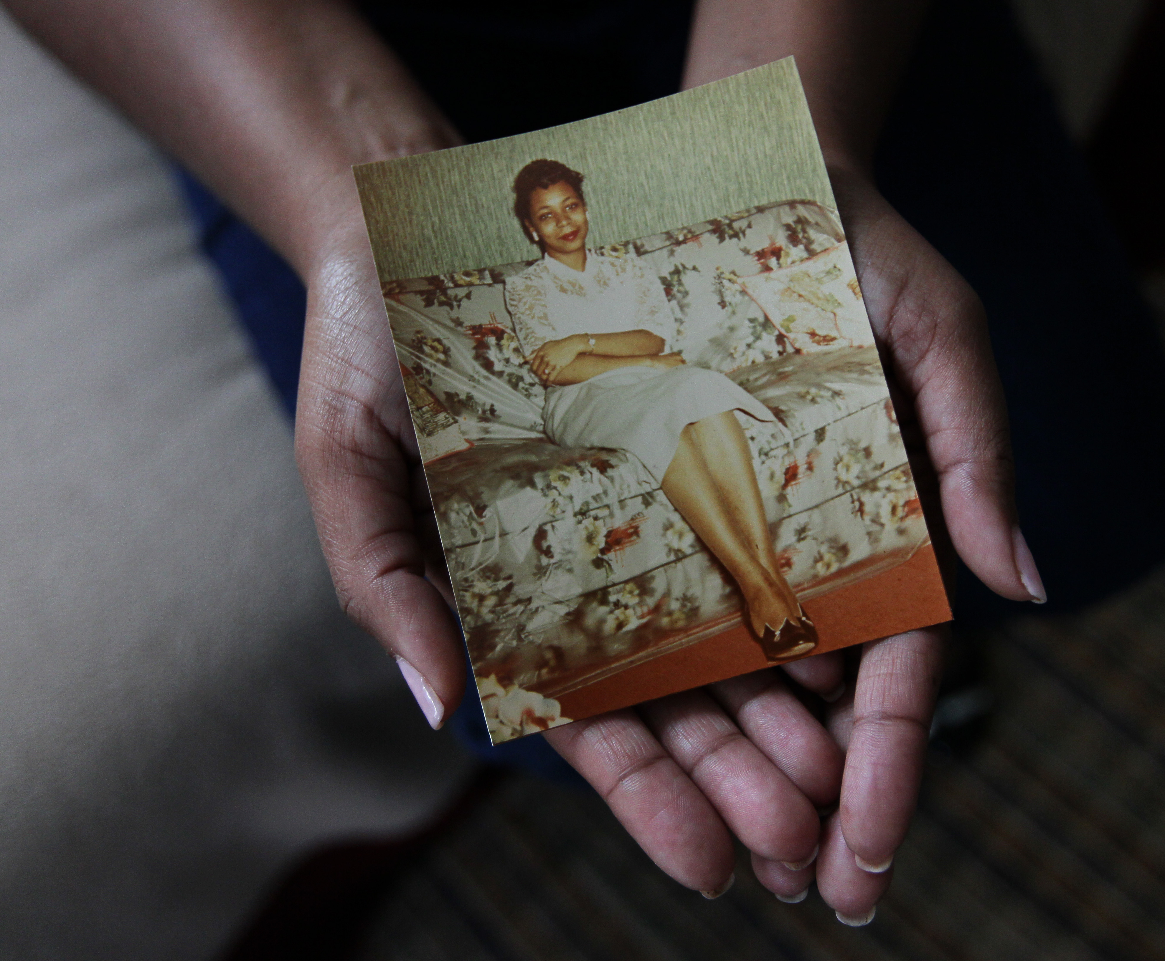 Jan holds a photo of her mother, Rosalind Abercombie.