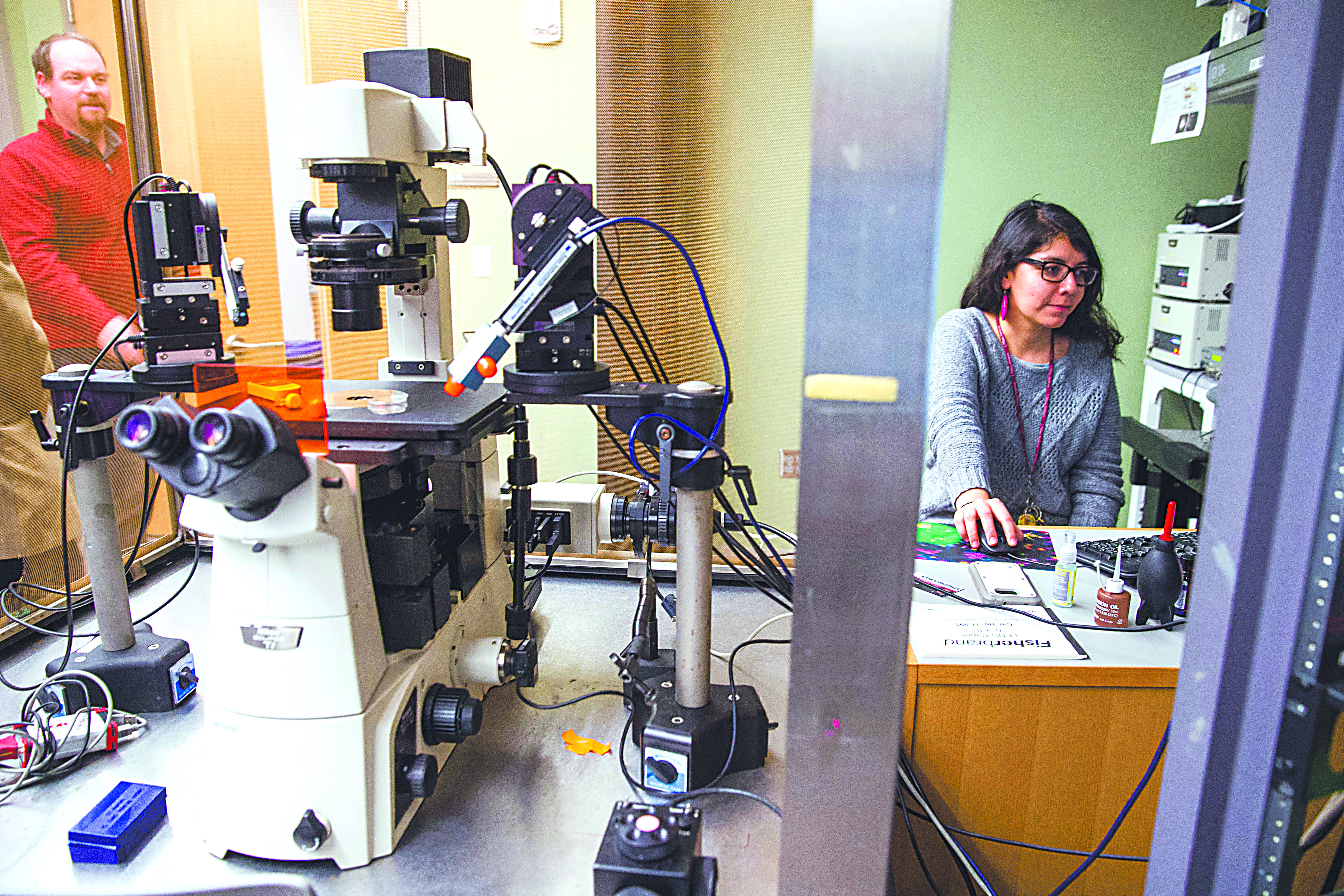 Graduate student Ana Torres used a spinning disc confocal microscope at the institute.